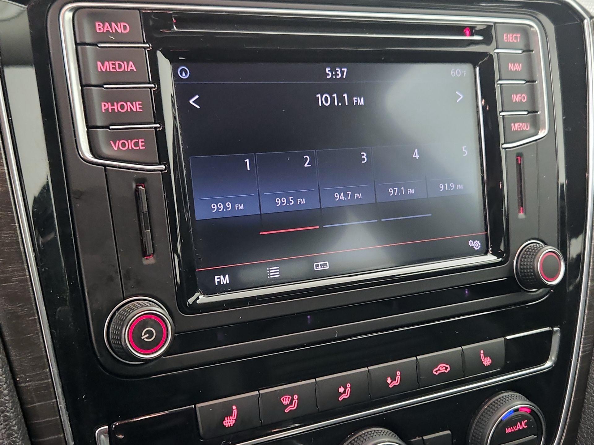 Thumbnail: 2016 Volkswagen Passat - 16