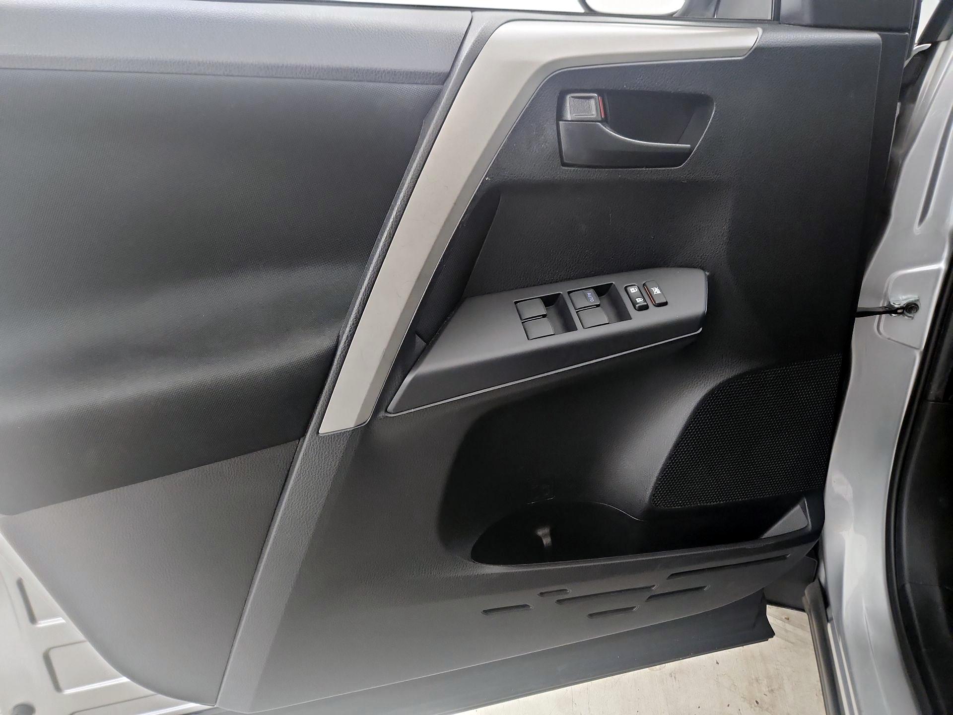 Thumbnail: 2016 Toyota RAV4 - 12