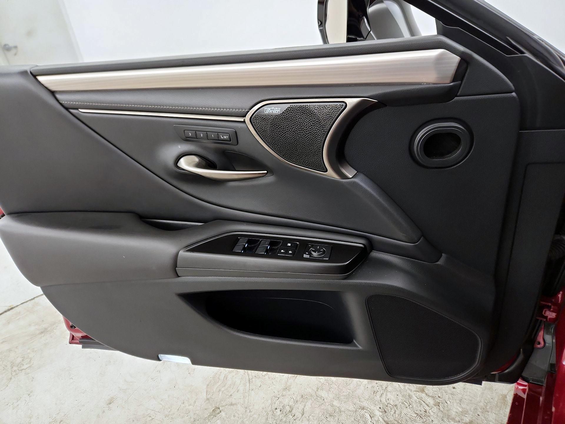 Thumbnail: 2019 Lexus ES - 12