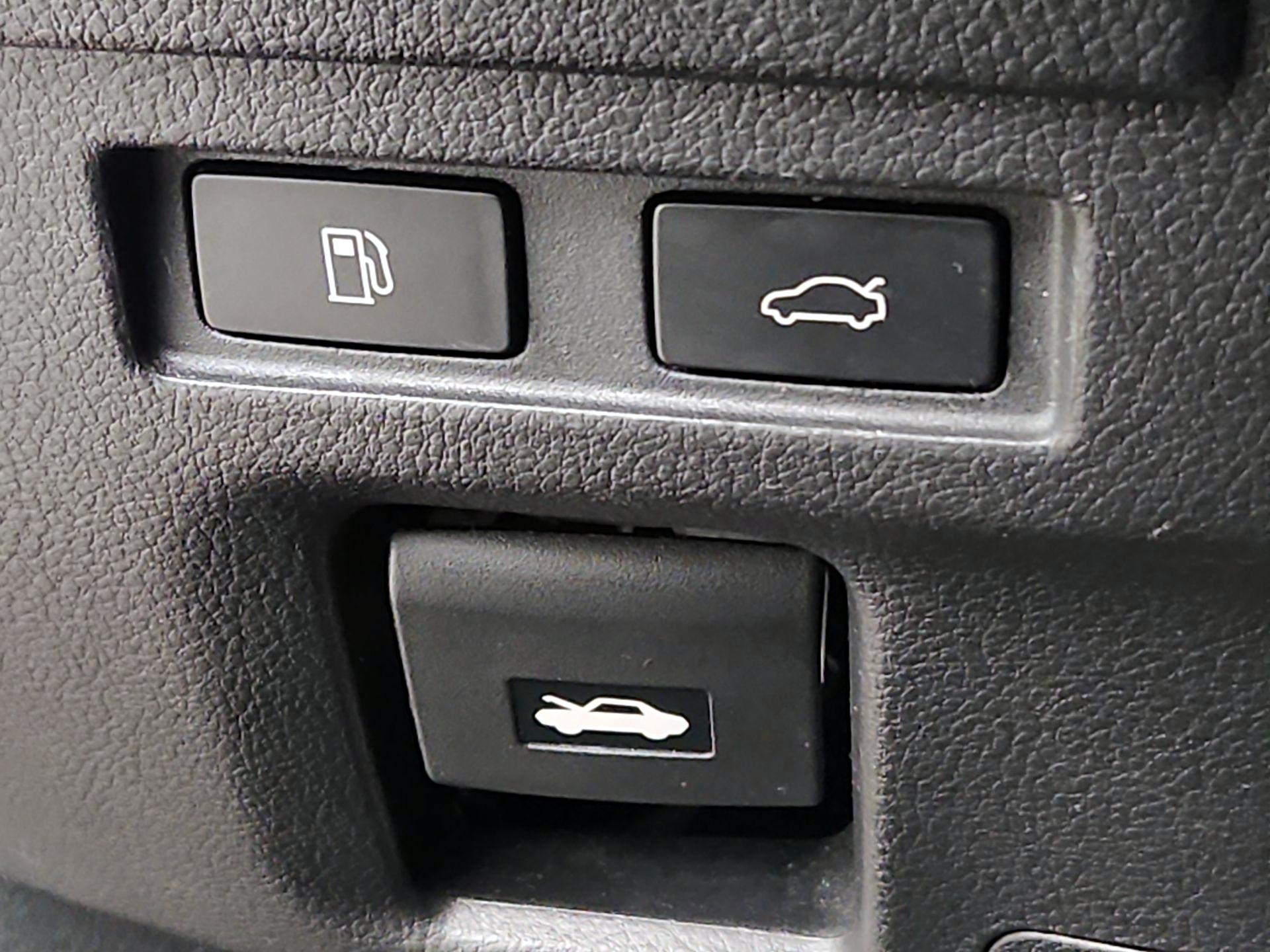 Thumbnail: 2019 Lexus ES - 13