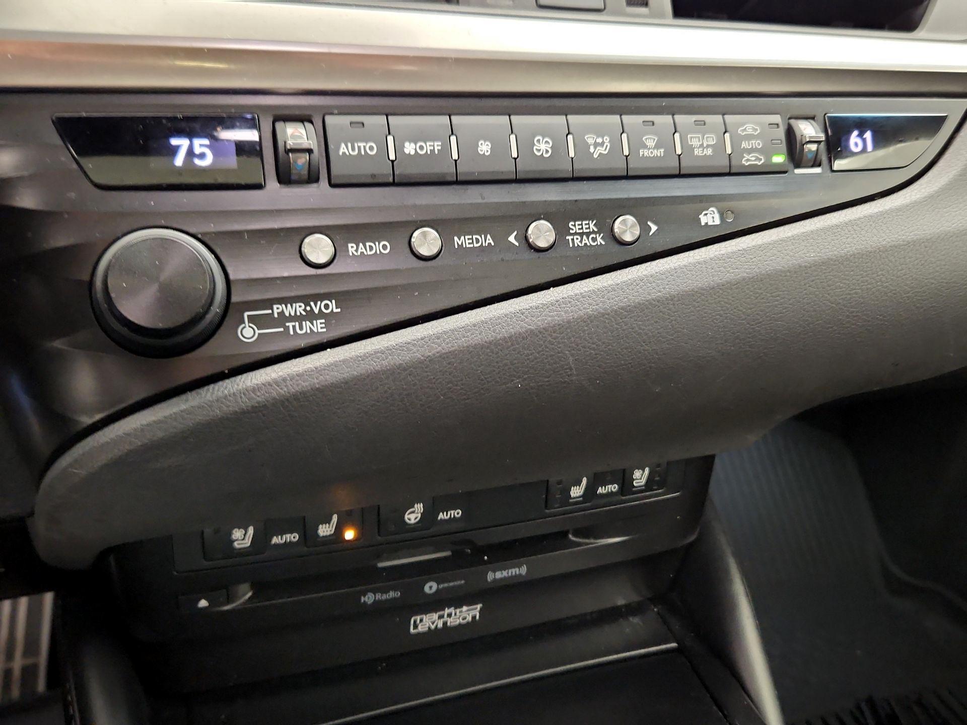 Thumbnail: 2019 Lexus ES - 17