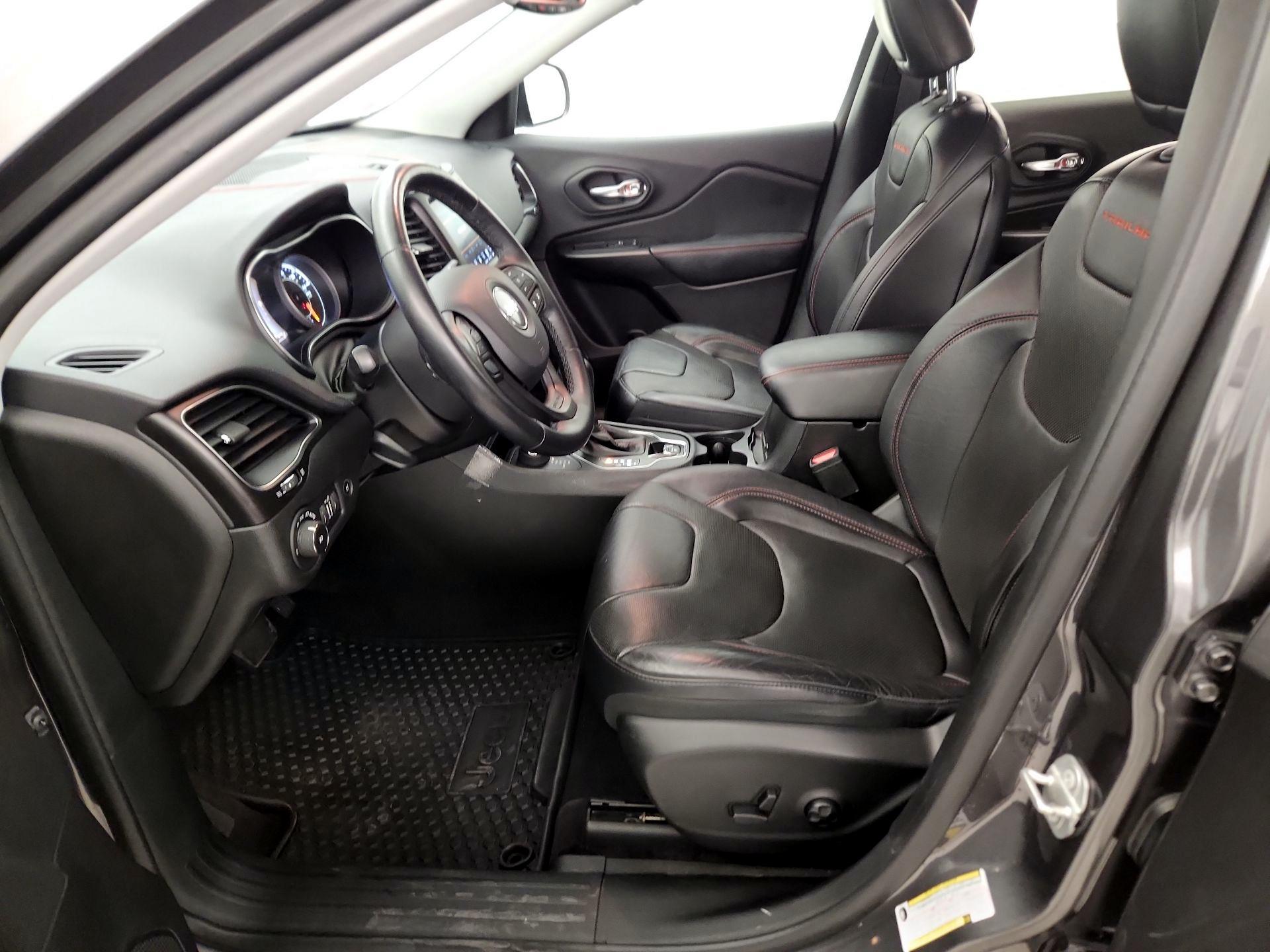 Thumbnail: 2019 Jeep Cherokee - 11