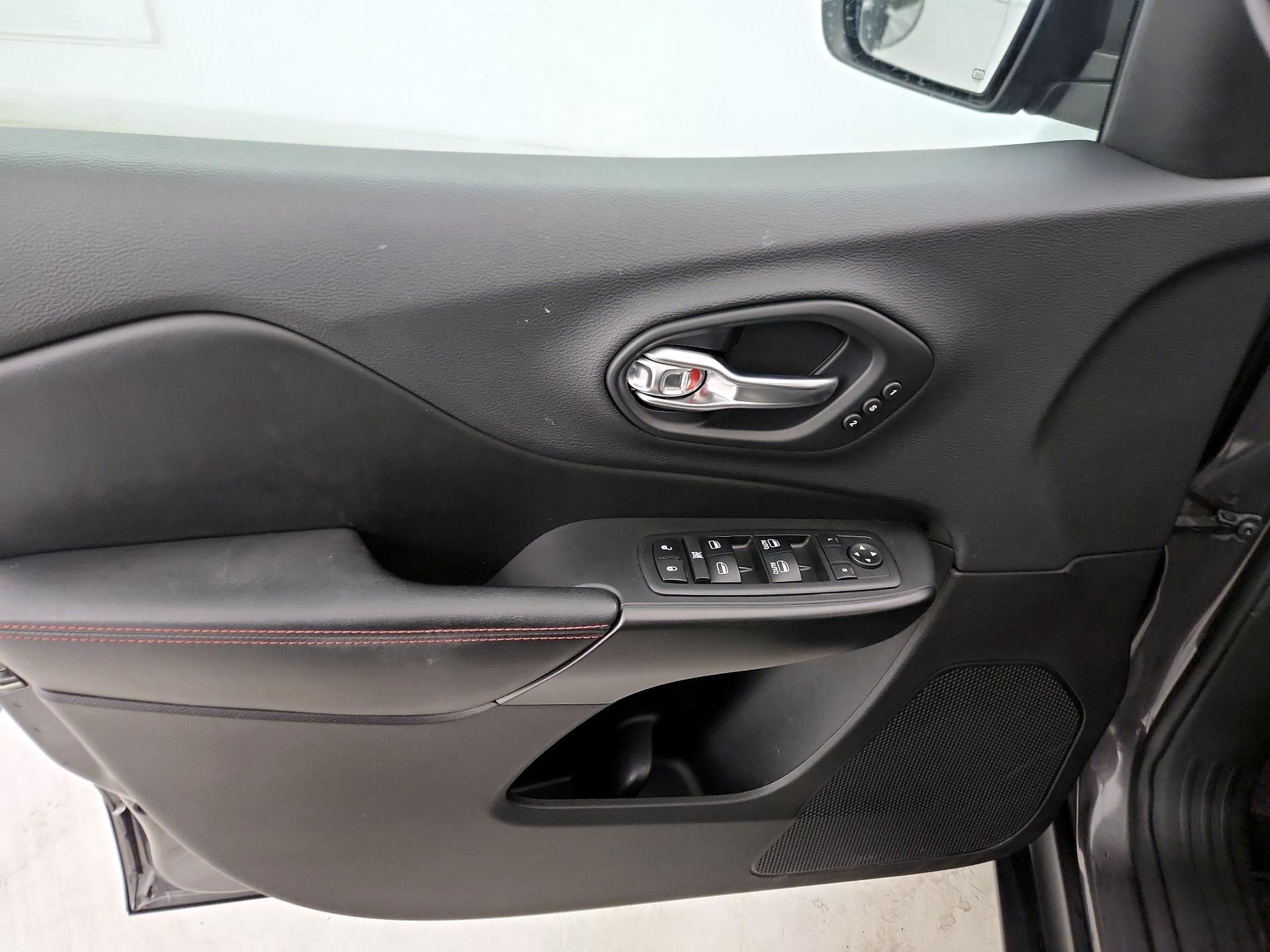 Thumbnail: 2019 Jeep Cherokee - 12