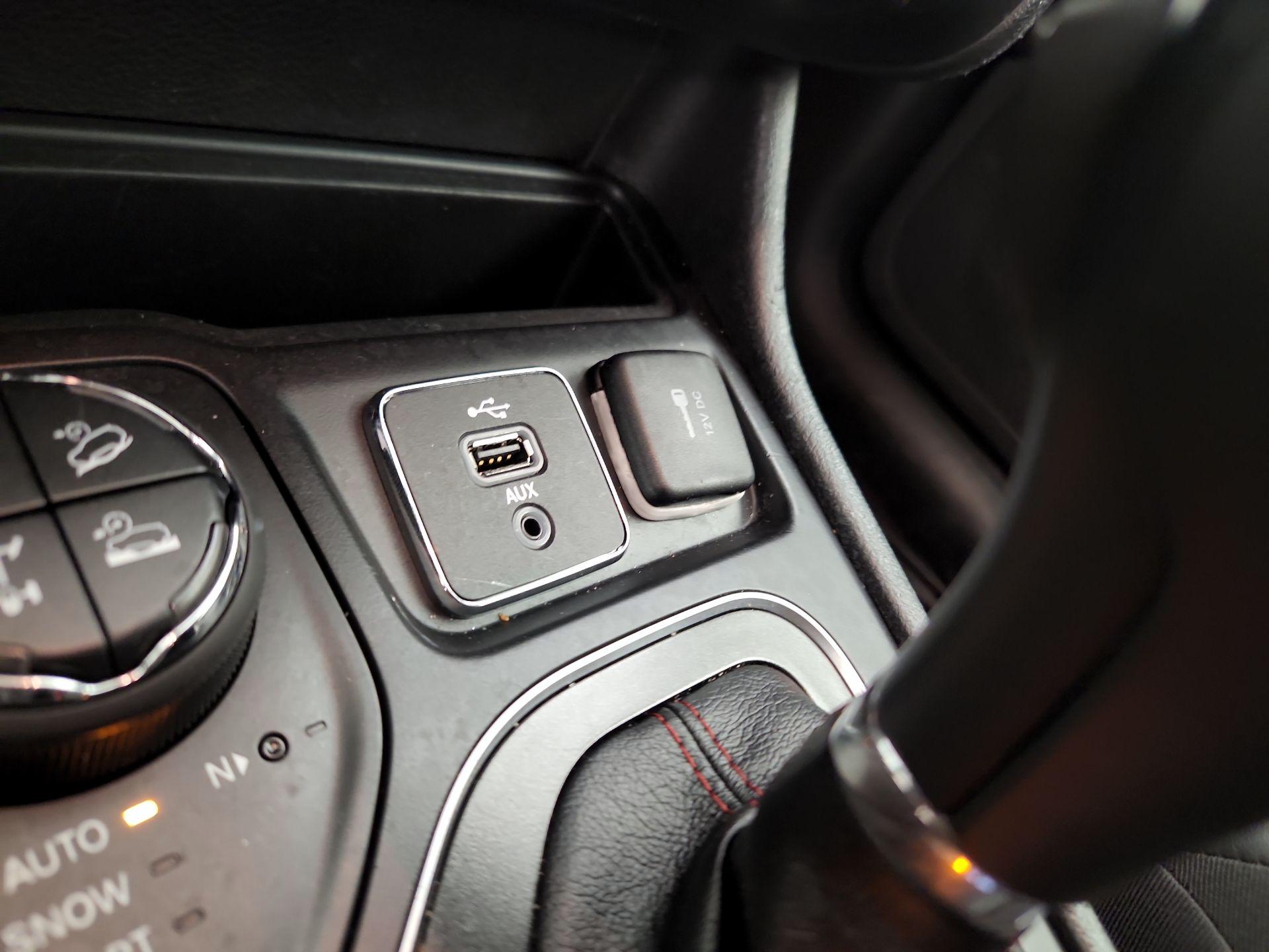 Thumbnail: 2019 Jeep Cherokee - 18