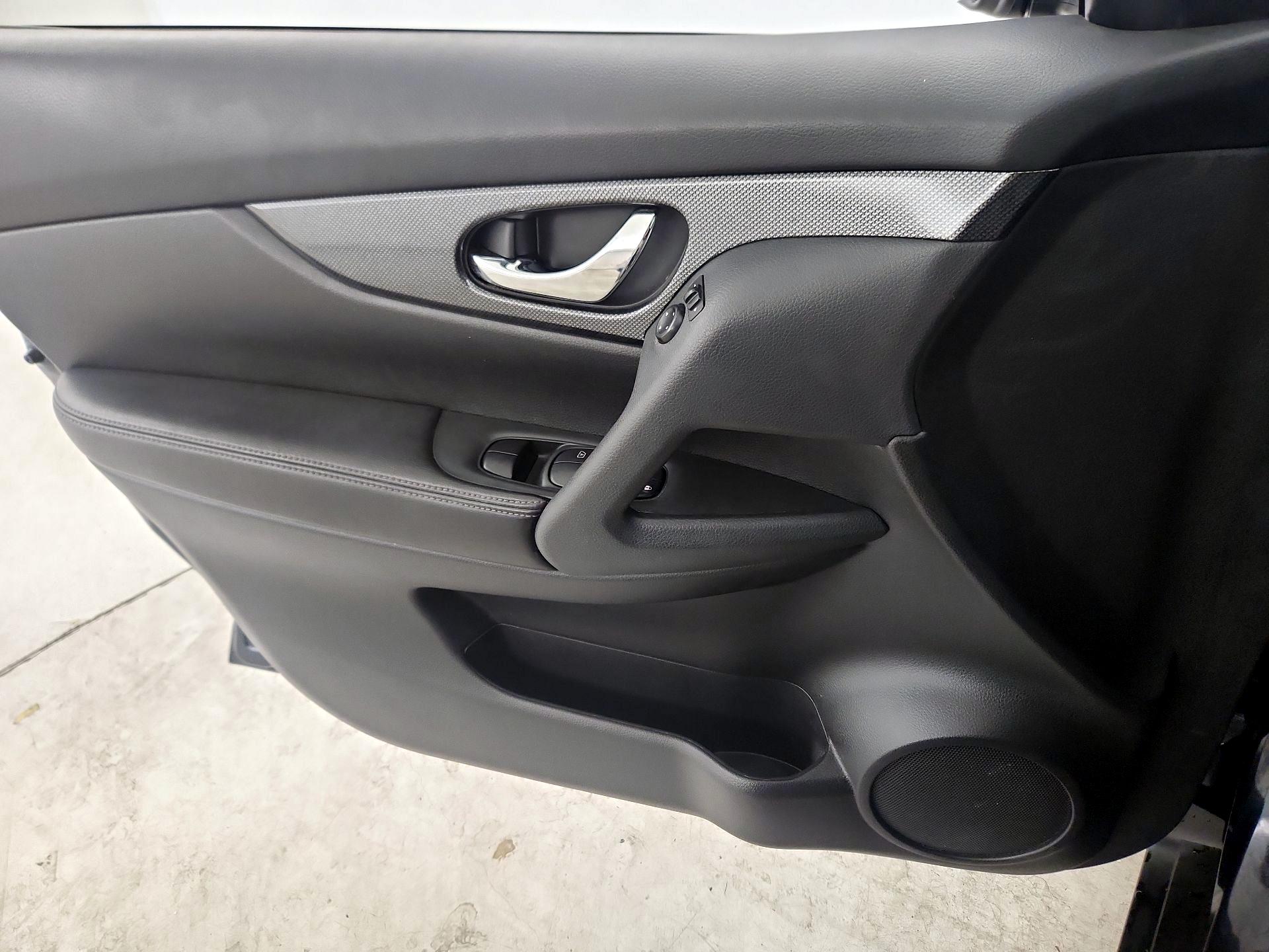 Thumbnail: 2016 Nissan Rogue - 12