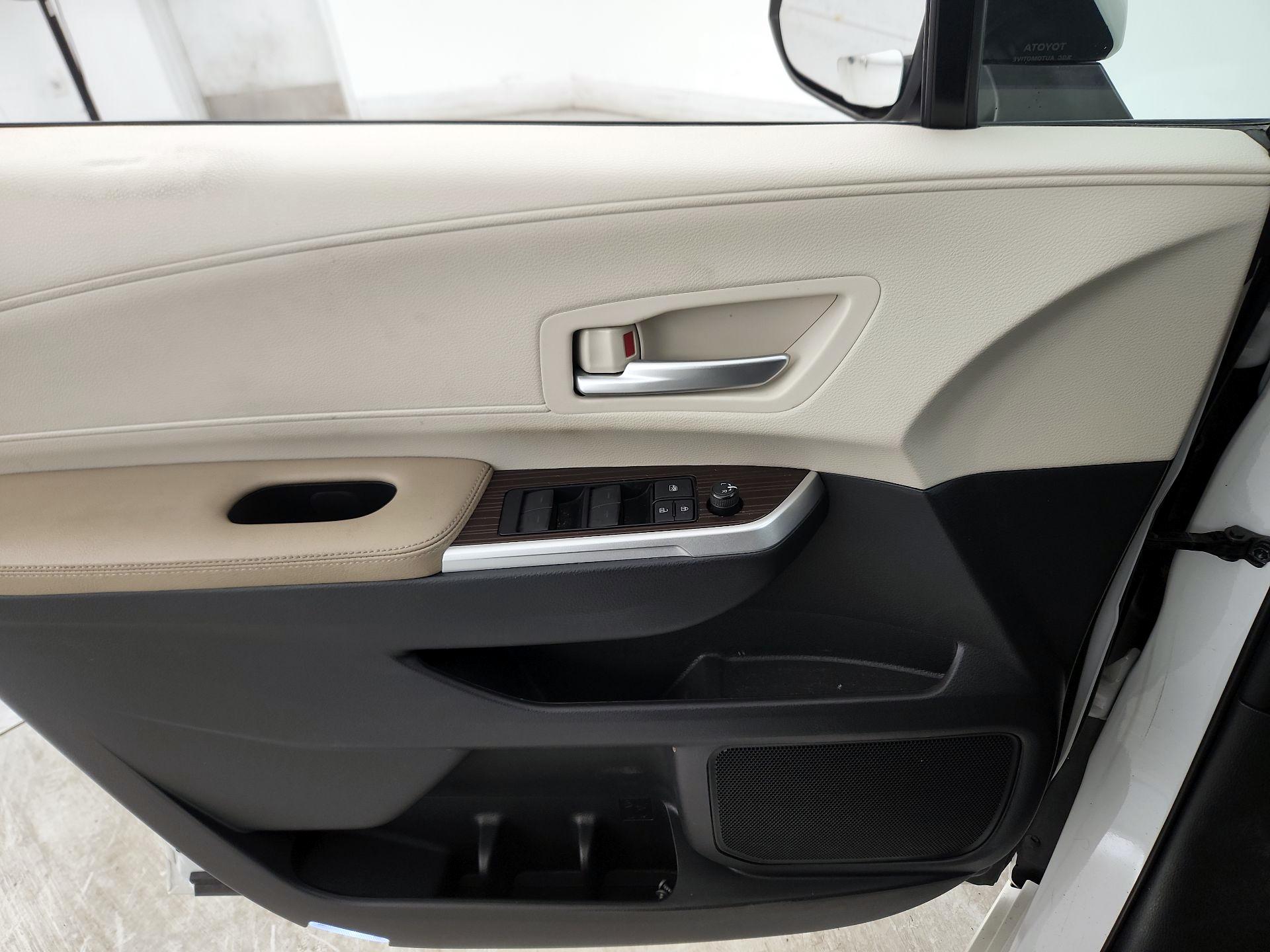 Thumbnail: 2021 Toyota Sienna - 12