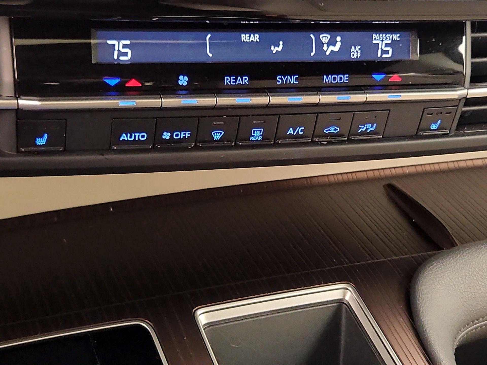 Thumbnail: 2021 Toyota Sienna - 16