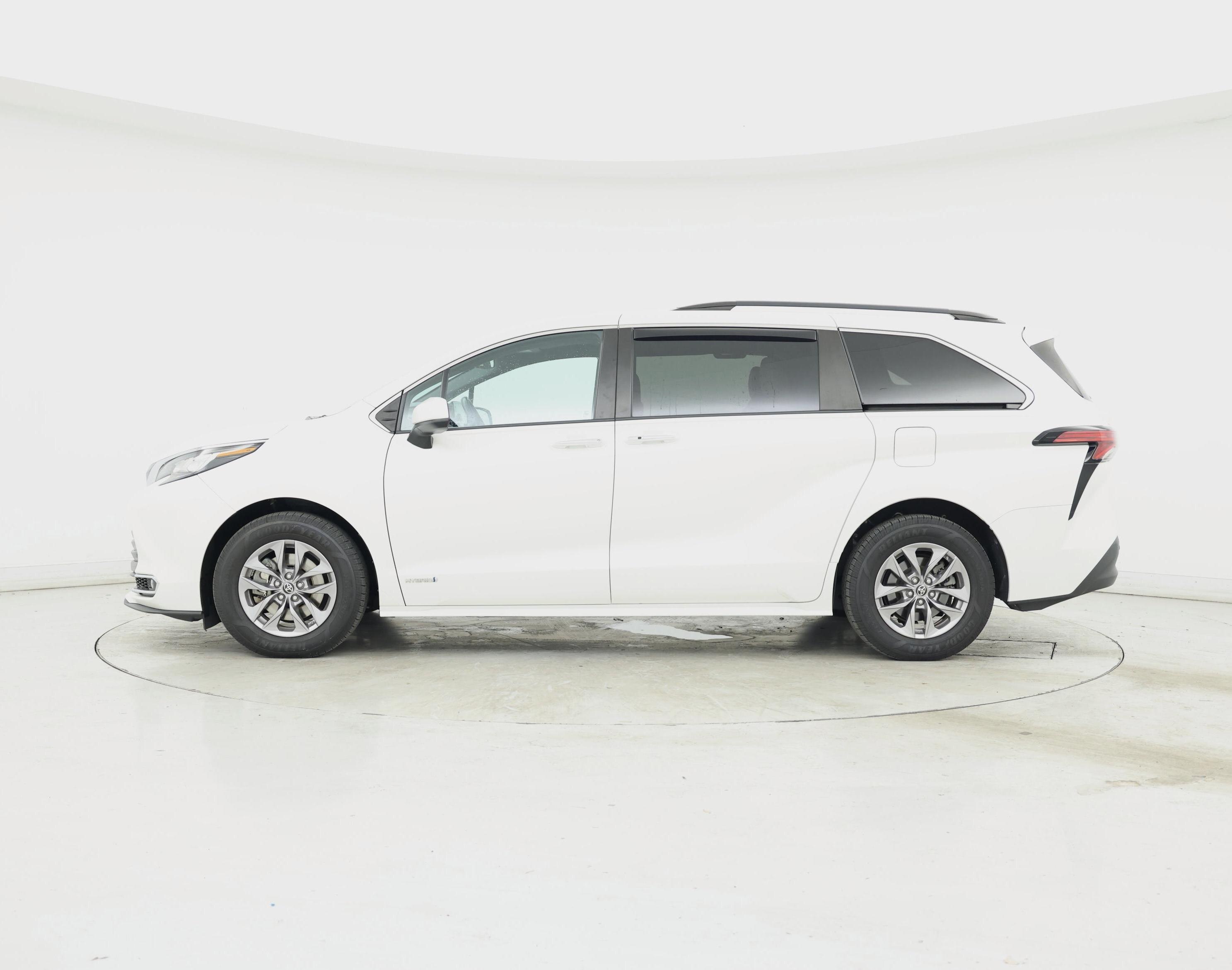 Thumbnail: 2021 Toyota Sienna - 3