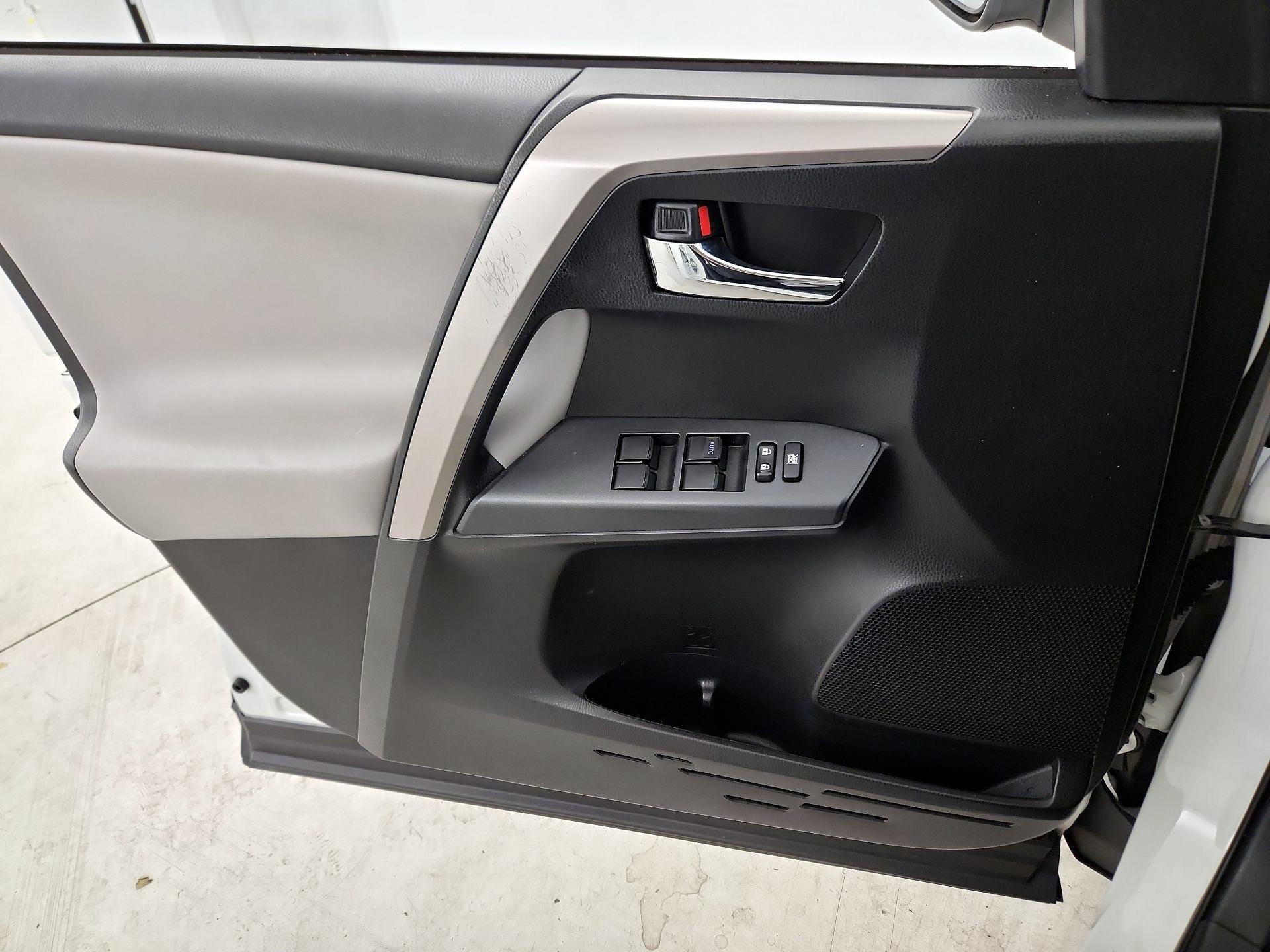 Thumbnail: 2018 Toyota RAV4 - 12