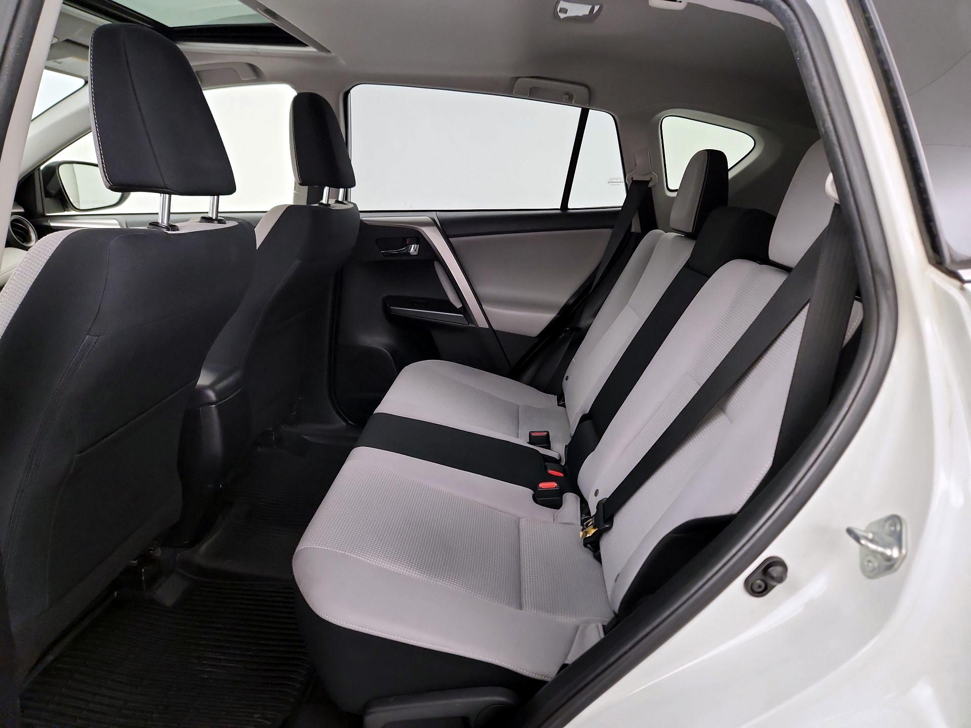 Thumbnail: 2018 Toyota RAV4 - 20