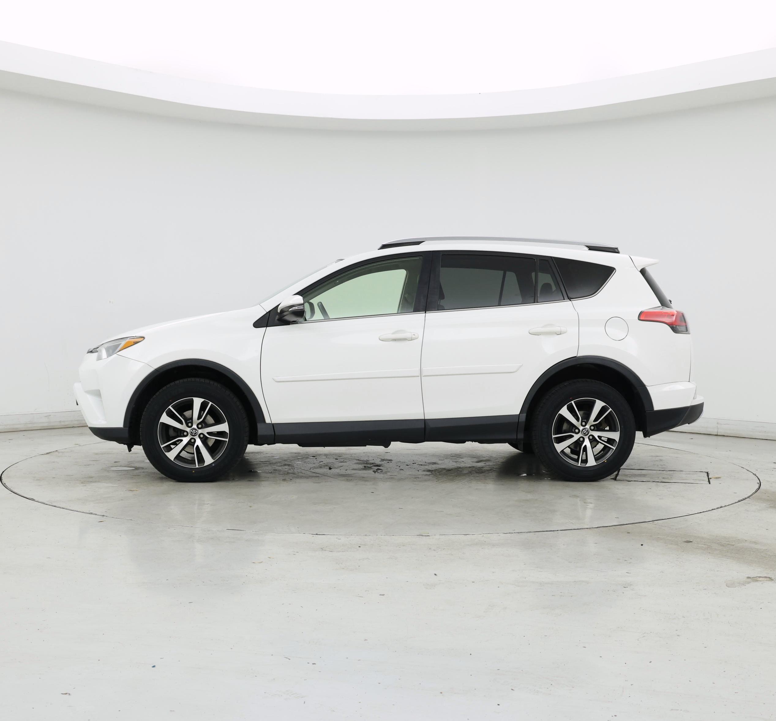 Thumbnail: 2018 Toyota RAV4 - 3