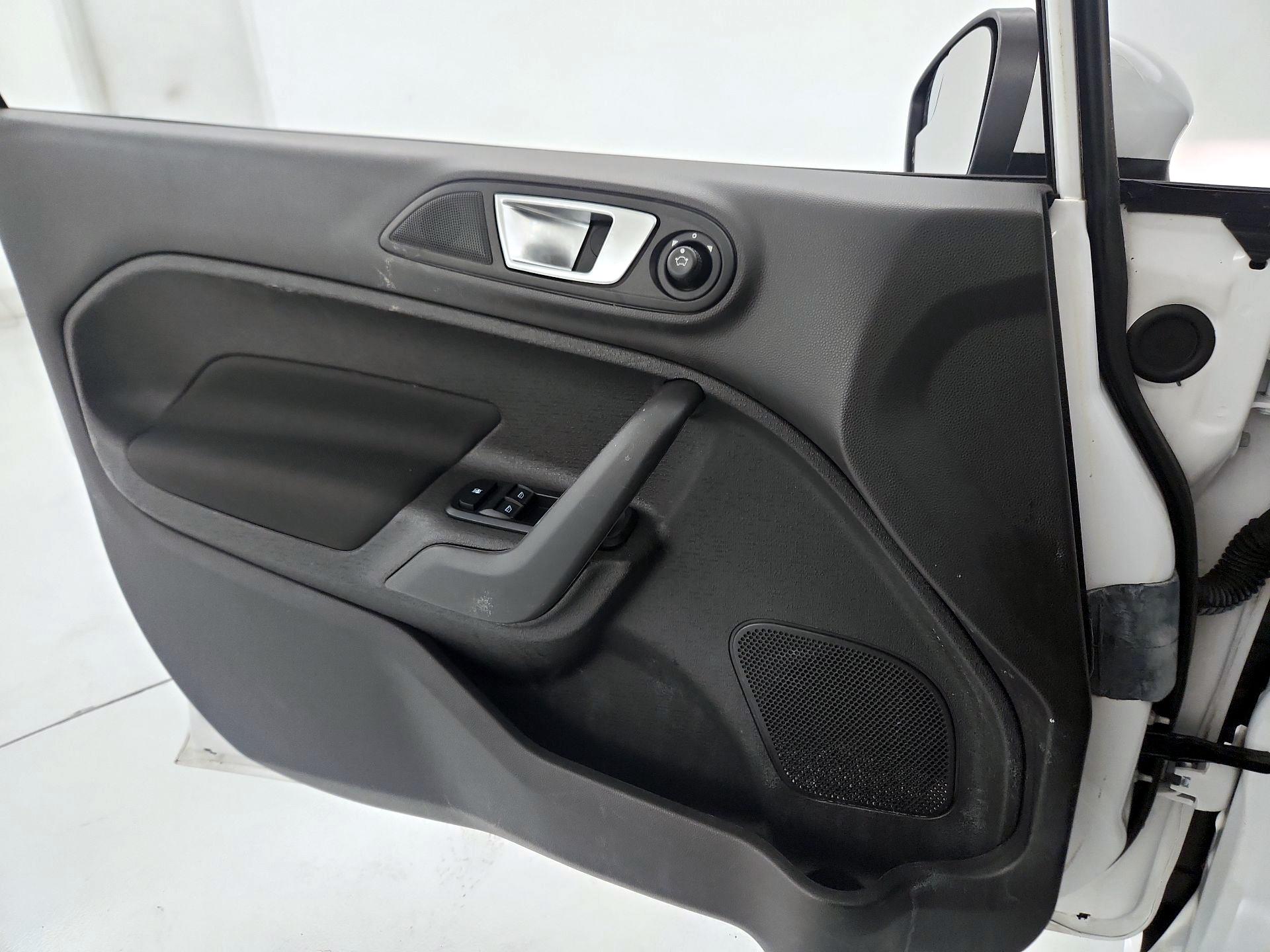 Thumbnail: 2016 Ford Fiesta - 12