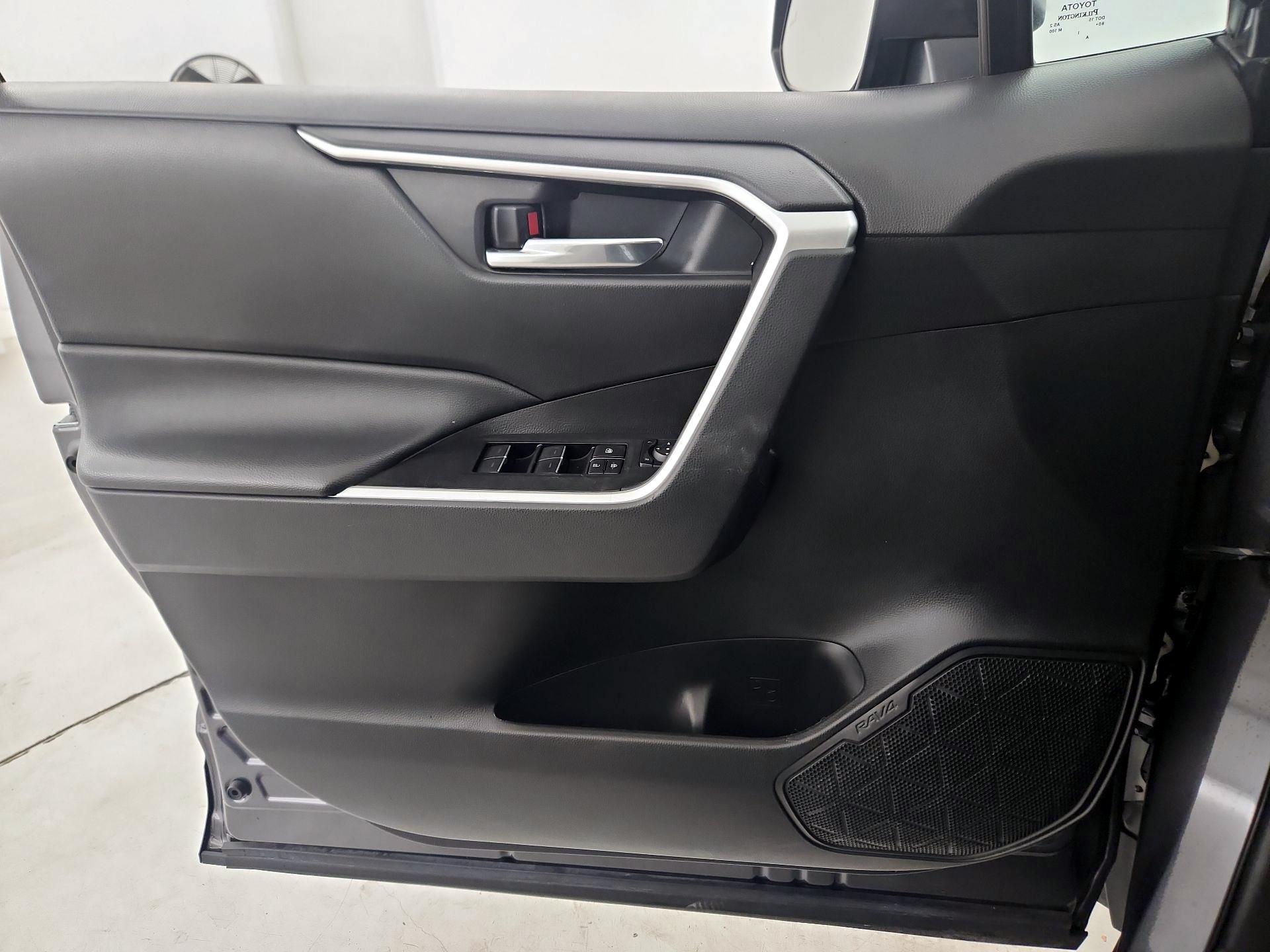 Thumbnail: 2022 Toyota RAV4 - 12