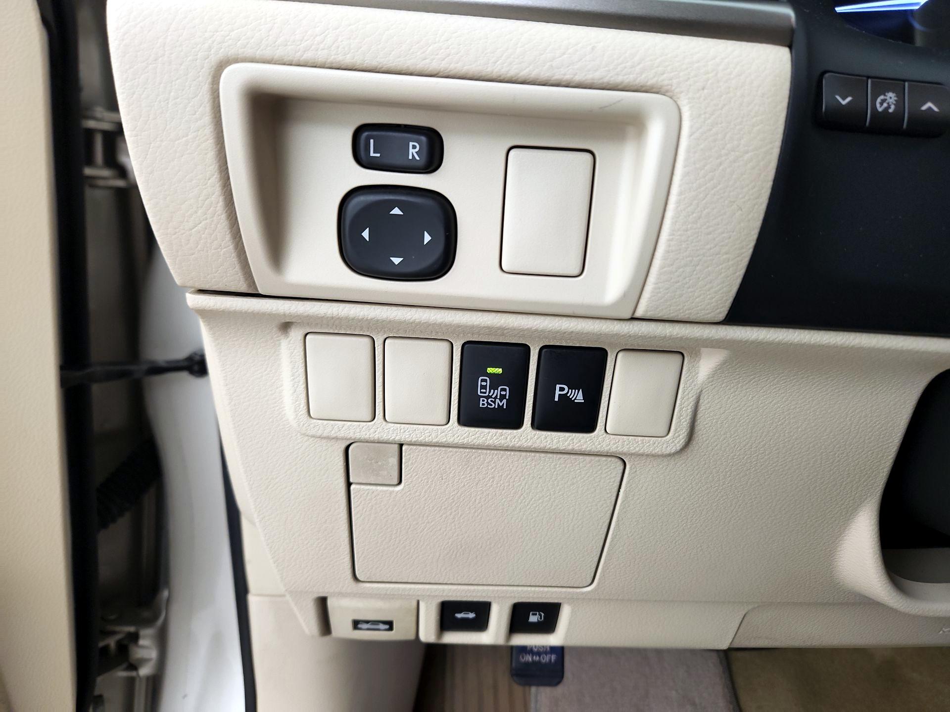 Thumbnail: 2014 Lexus ES - 13