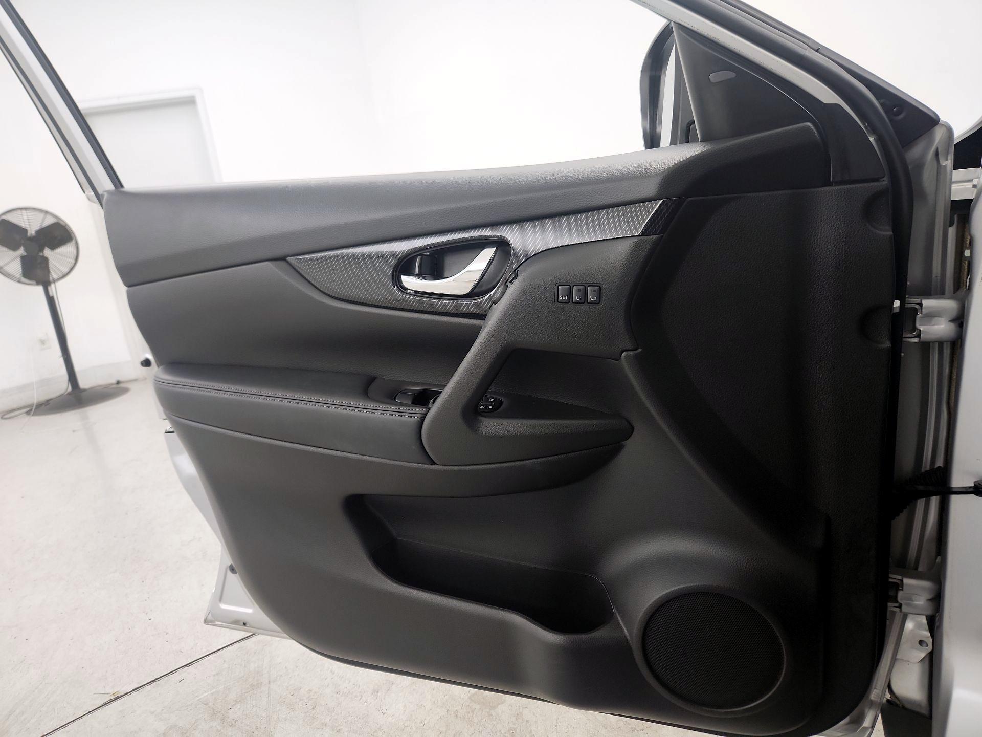 Thumbnail: 2017 Nissan Rogue - 12