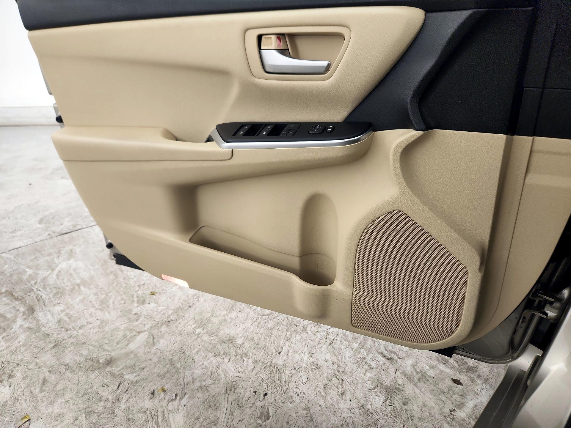 Thumbnail: 2016 Toyota Camry - 12