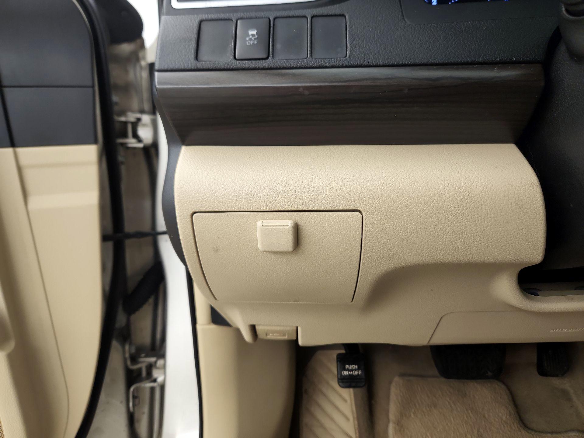 Thumbnail: 2016 Toyota Camry - 13