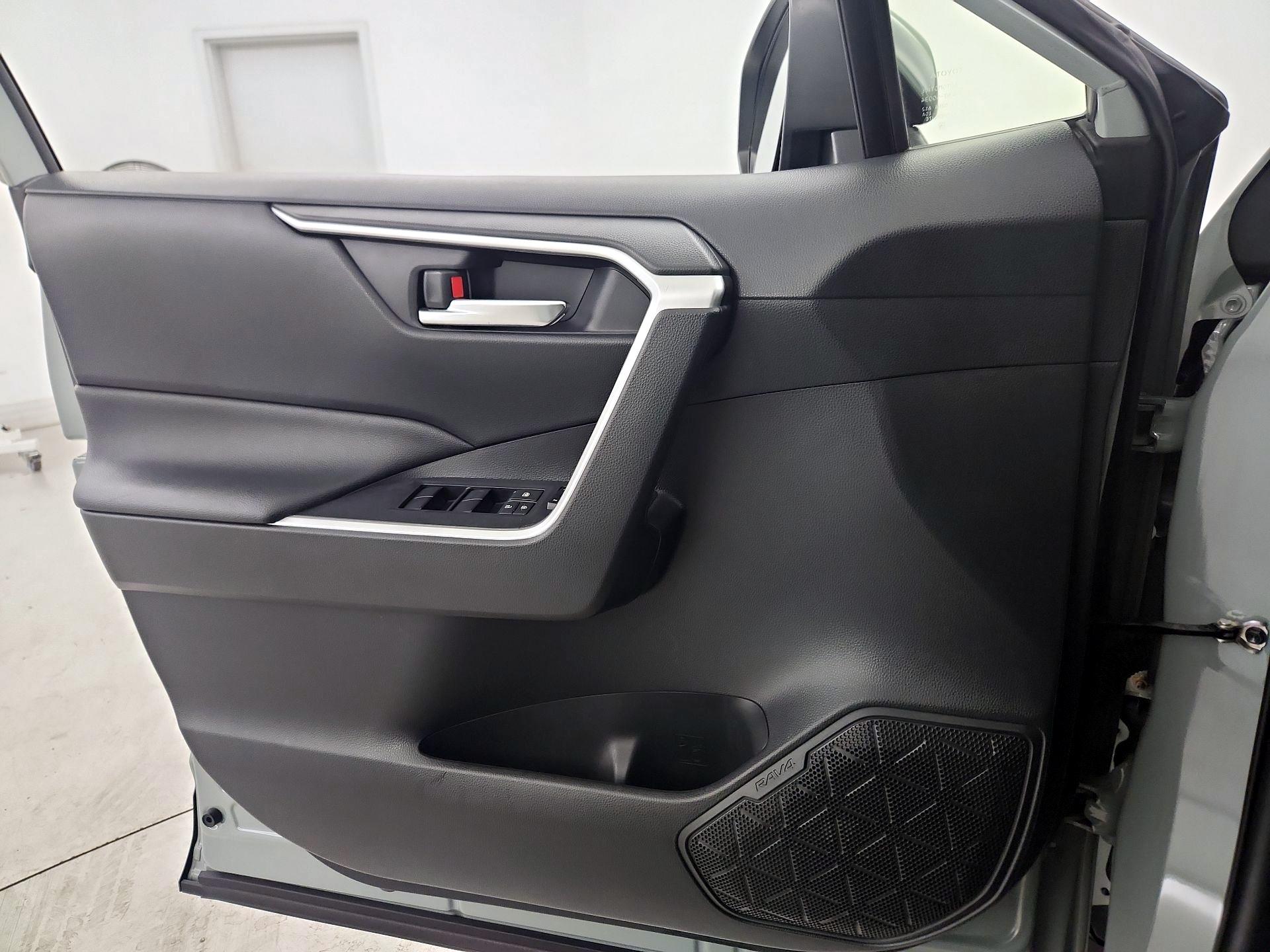 Thumbnail: 2019 Toyota RAV4 - 12