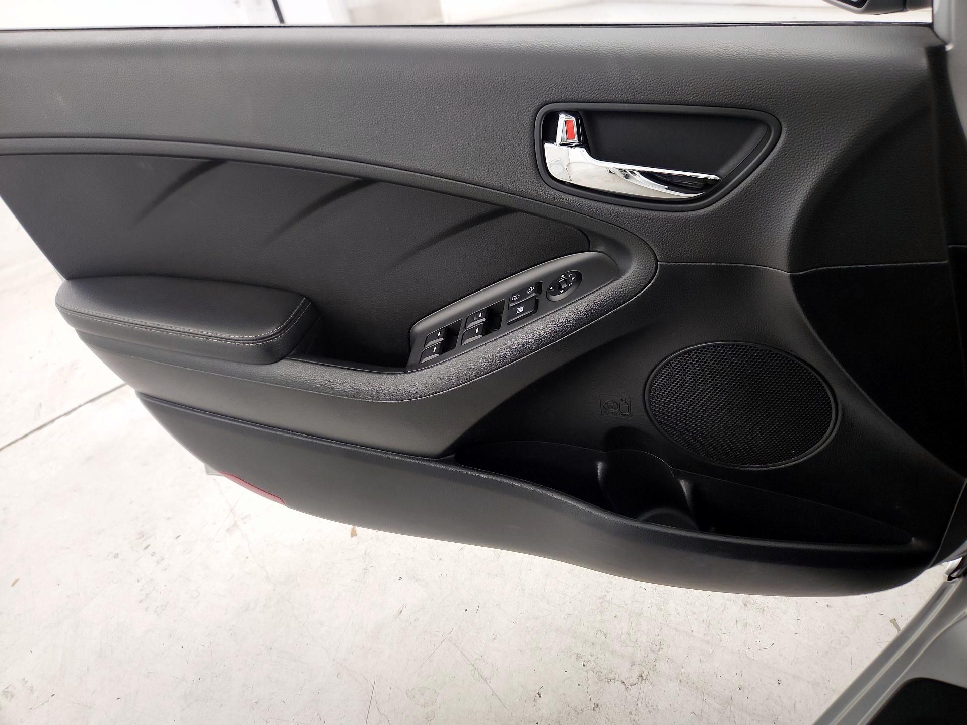 Thumbnail: 2016 Kia Forte - 12