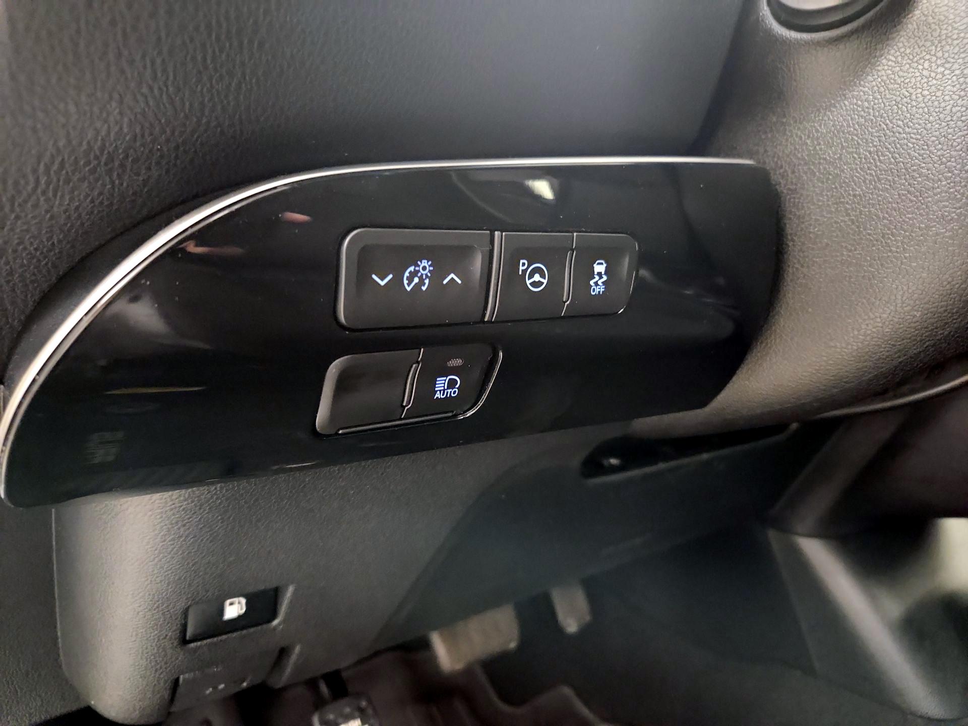 Thumbnail: 2019 Toyota Prius - 13