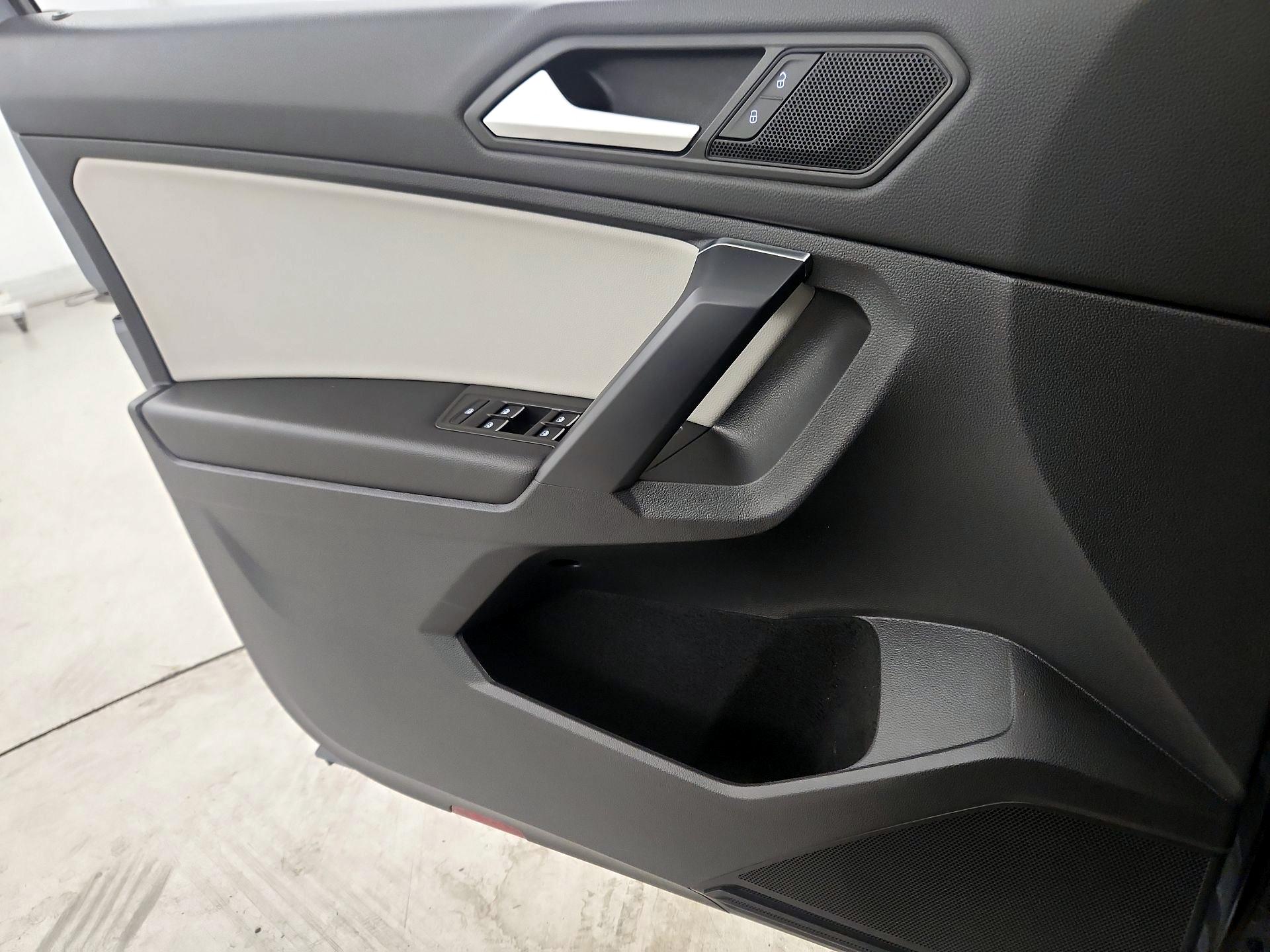 Thumbnail: 2021 Volkswagen Tiguan - 12