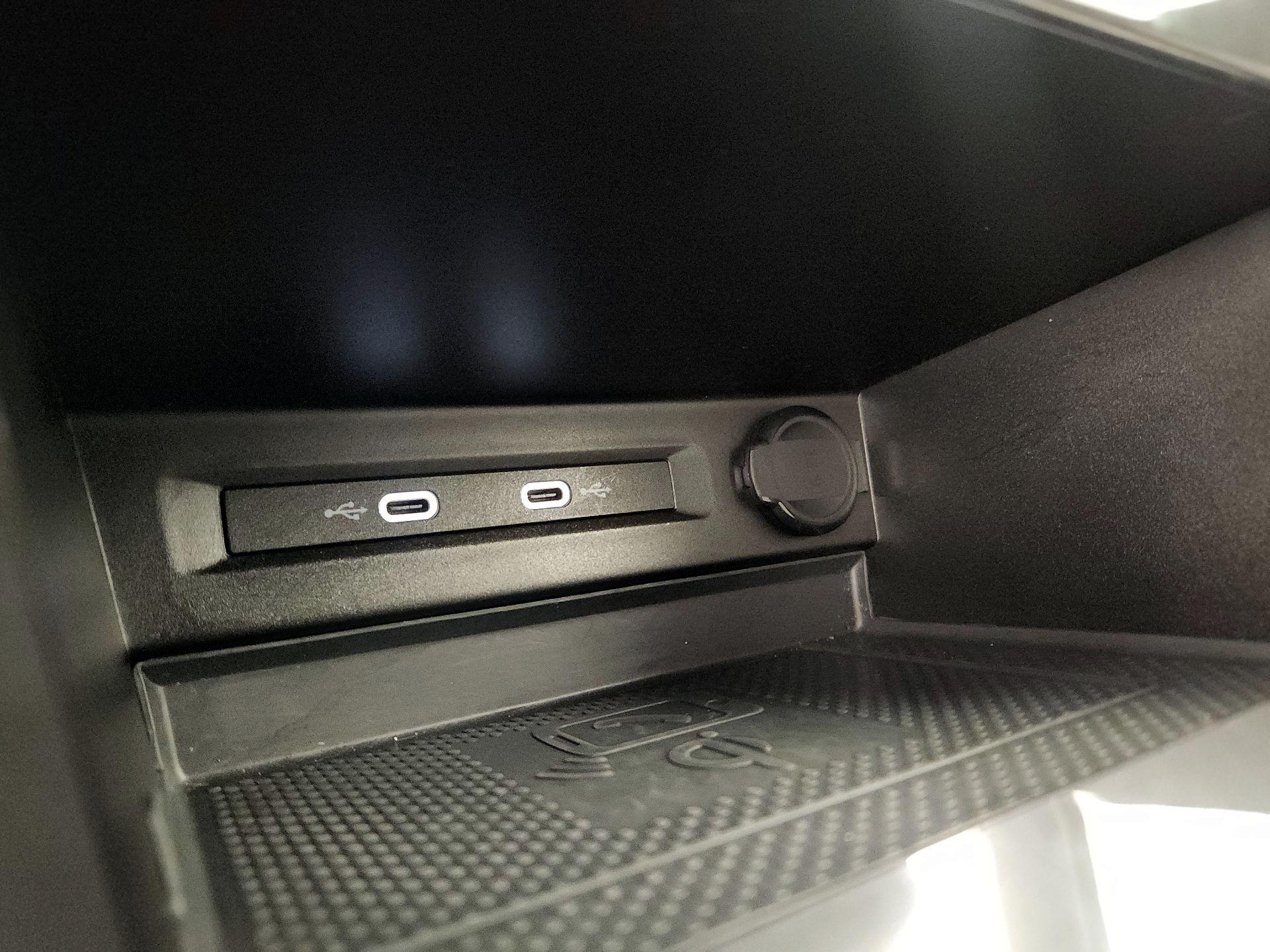 Thumbnail: 2021 Volkswagen Tiguan - 18