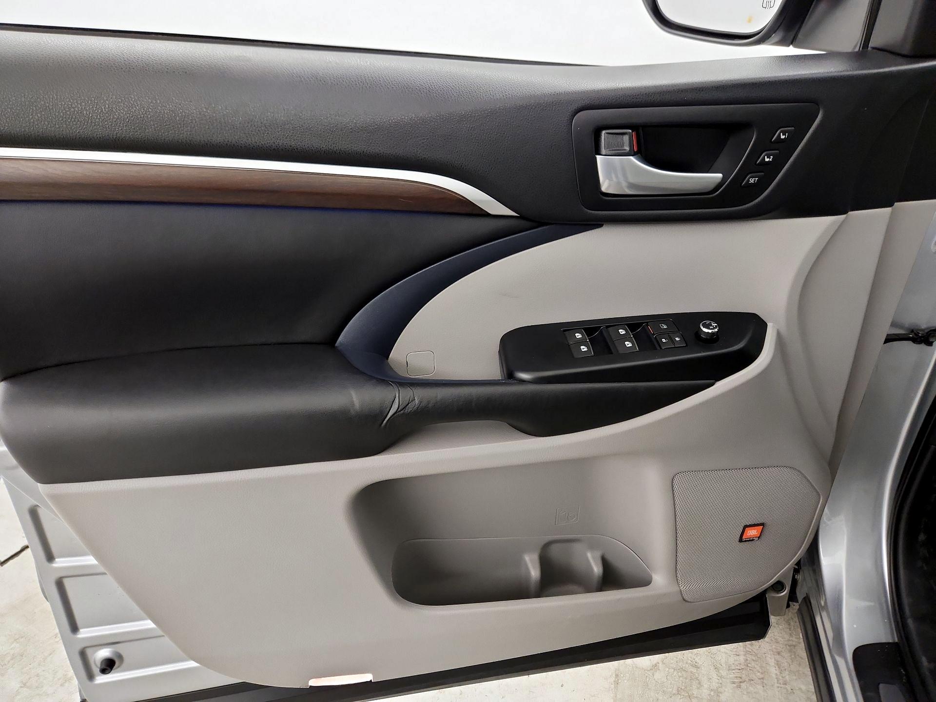 Thumbnail: 2016 Toyota Highlander - 12