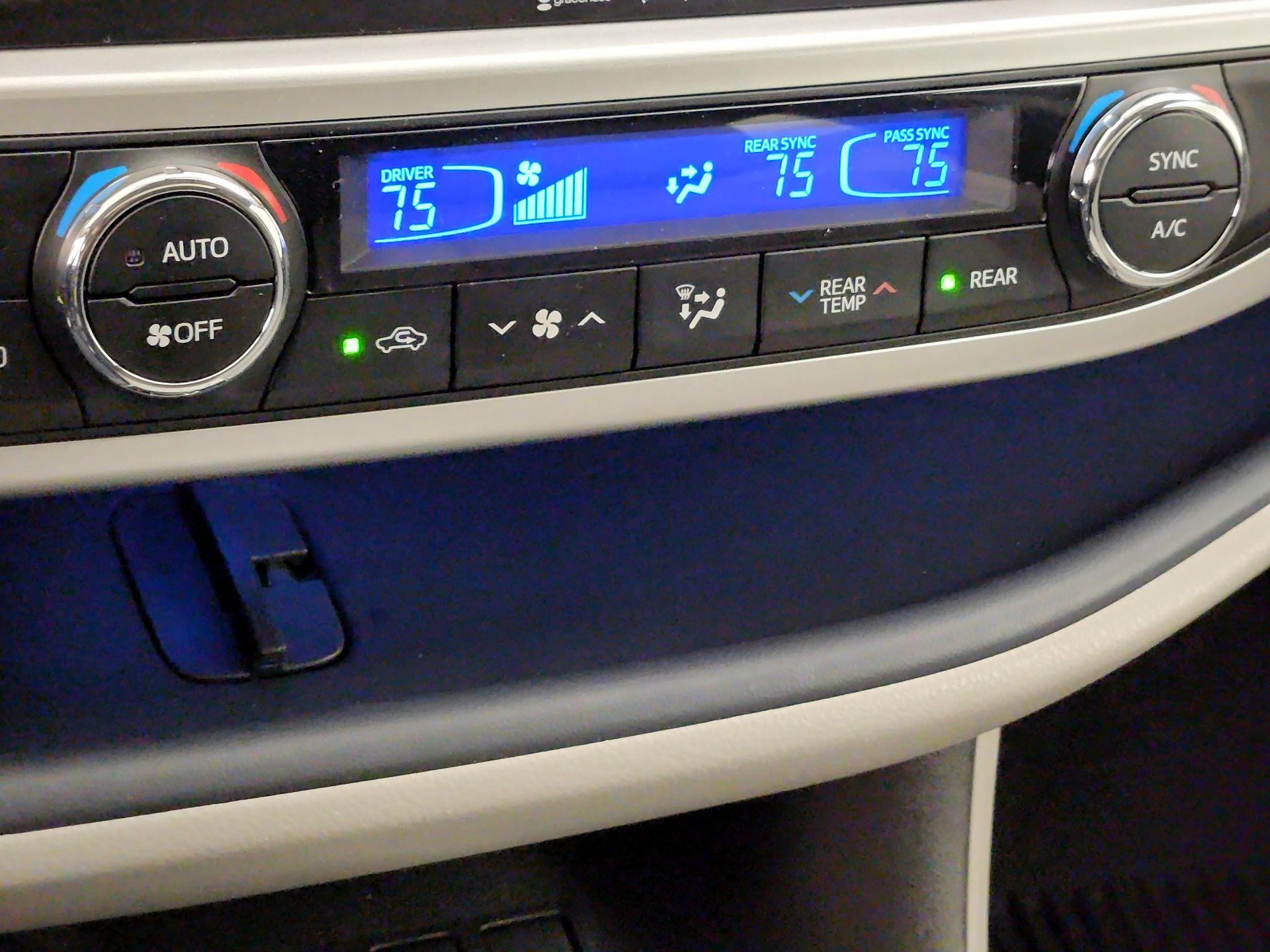 Thumbnail: 2016 Toyota Highlander - 17