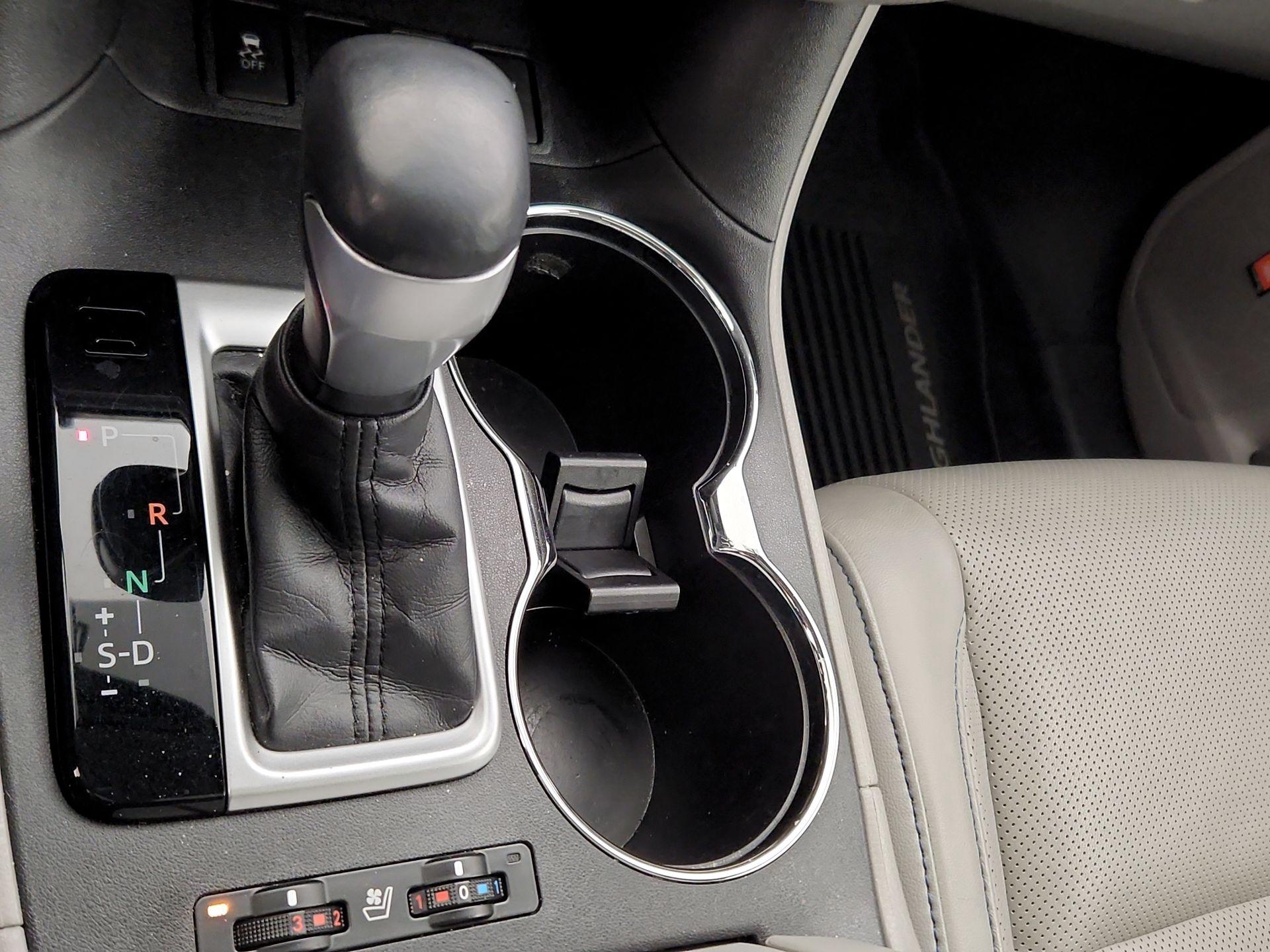 Thumbnail: 2016 Toyota Highlander - 18