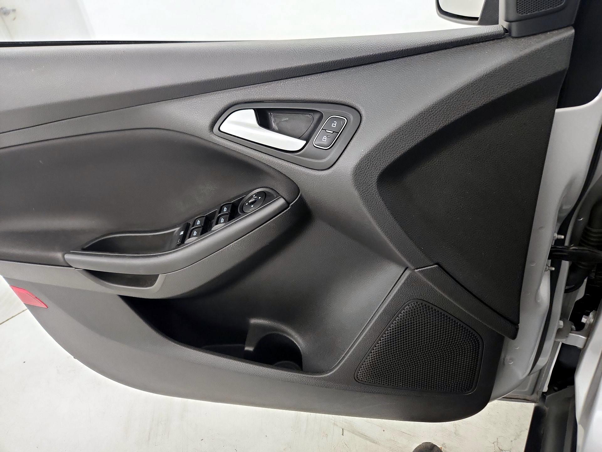 Thumbnail: 2016 Ford Focus - 13