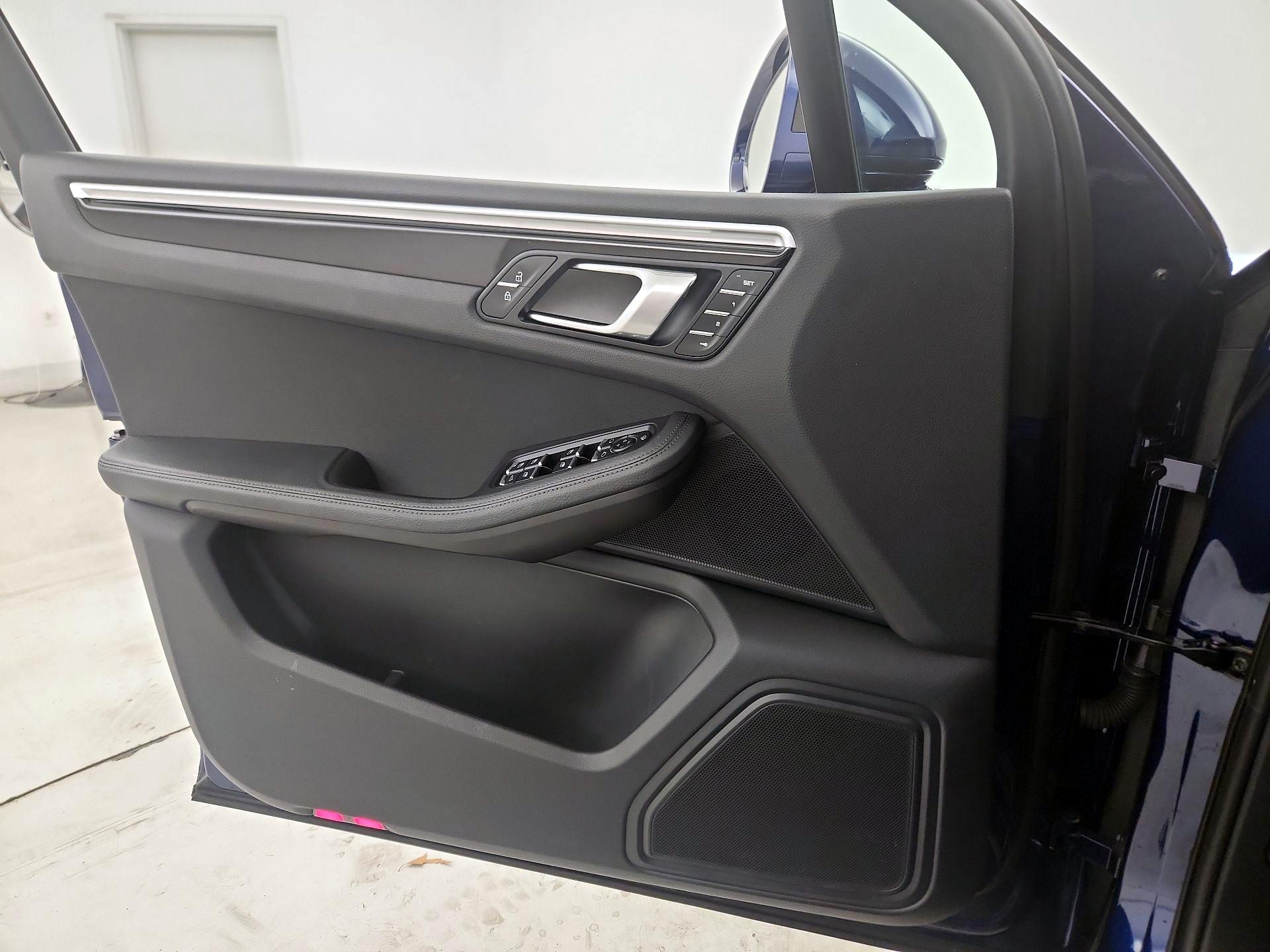 Thumbnail: 2023 Porsche Macan - 12