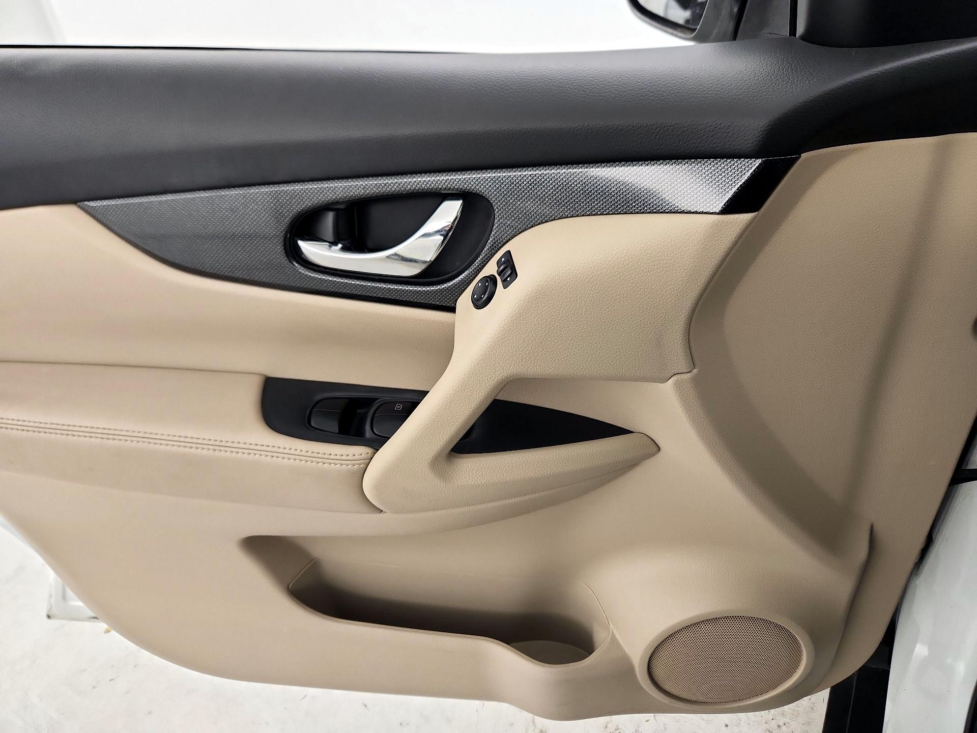 Thumbnail: 2015 Nissan Rogue - 12