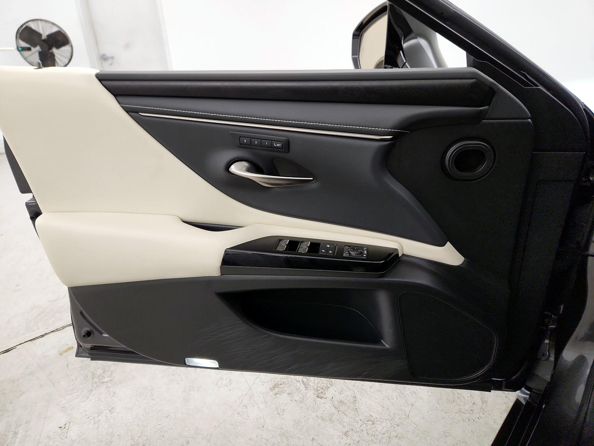 Thumbnail: 2022 Lexus ES - 12