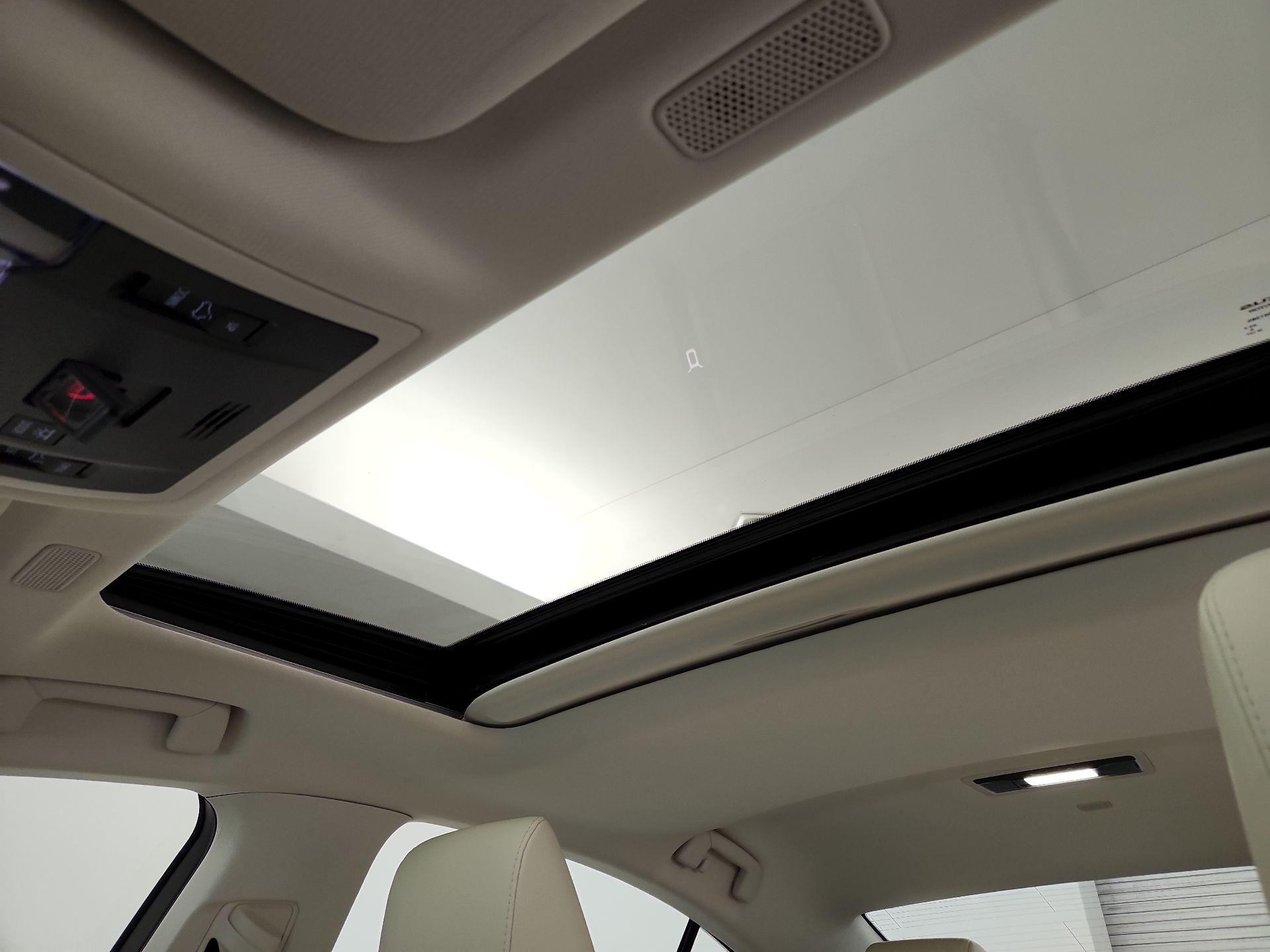 Thumbnail: 2022 Lexus ES - 19