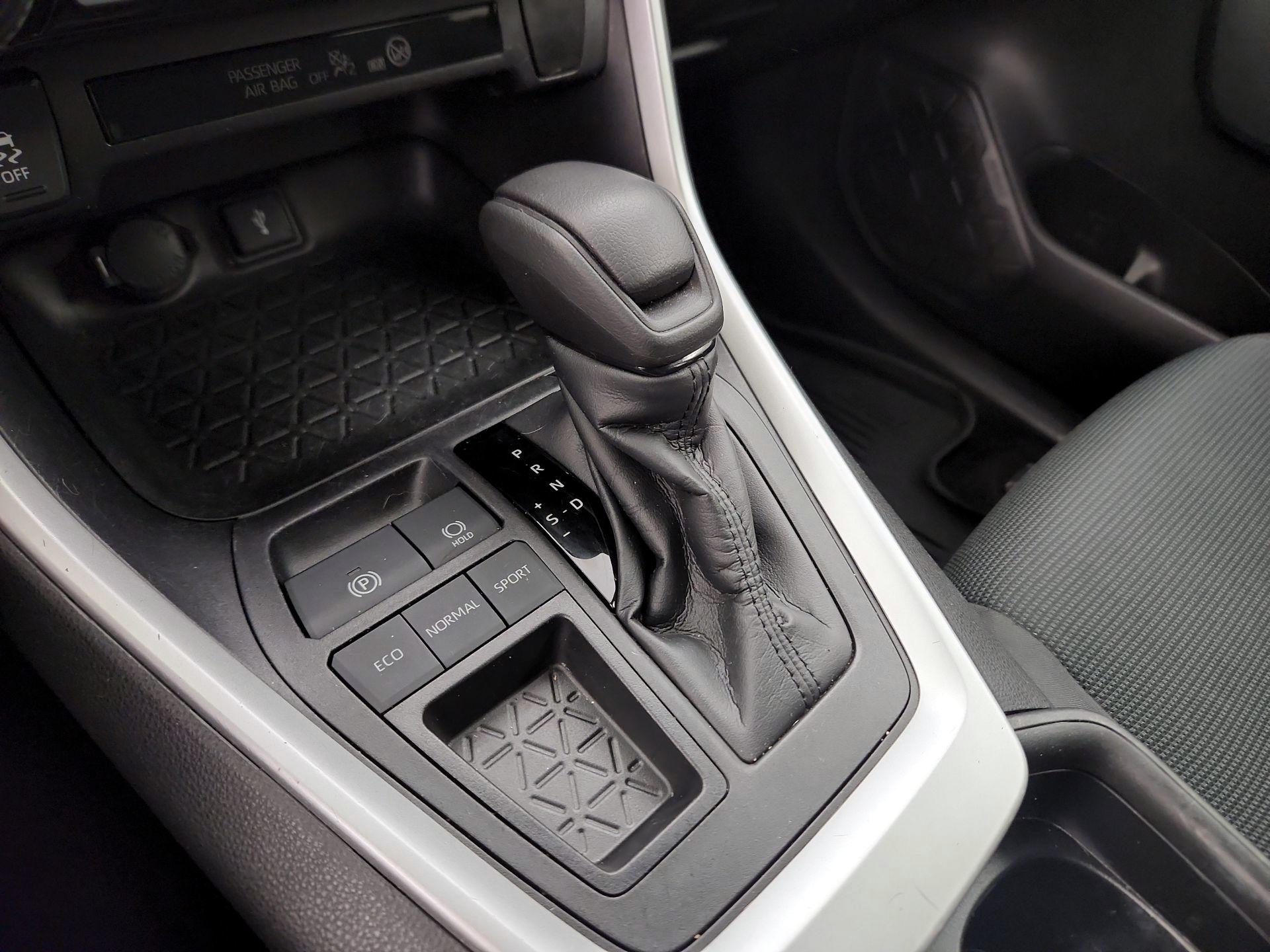 Thumbnail: 2021 Toyota RAV4 - 17