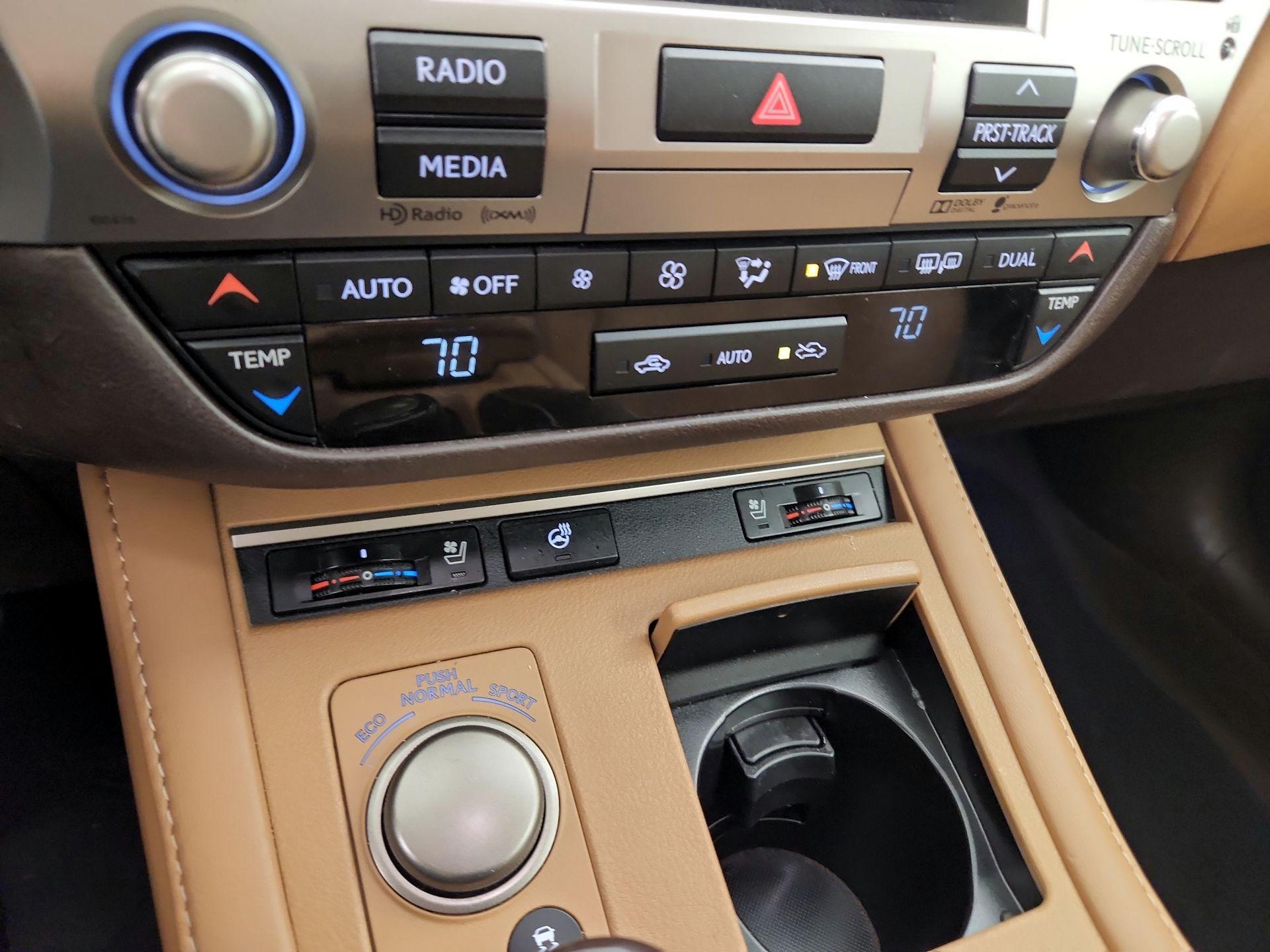 Thumbnail: 2017 Lexus ES - 17