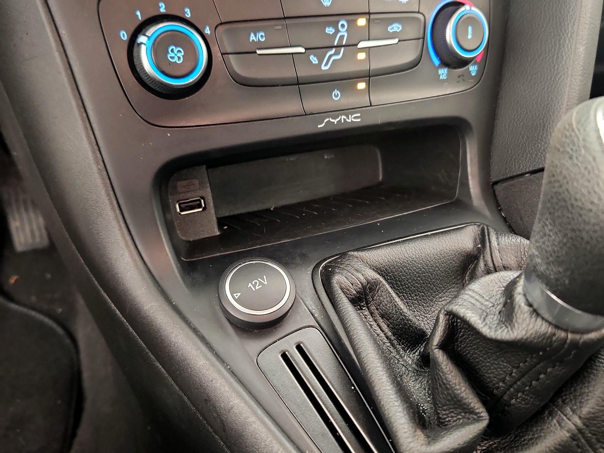 Thumbnail: 2015 Ford Focus - 17