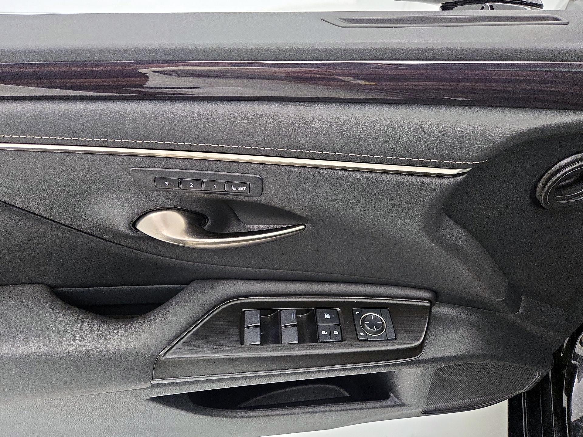 Thumbnail: 2019 Lexus ES - 12