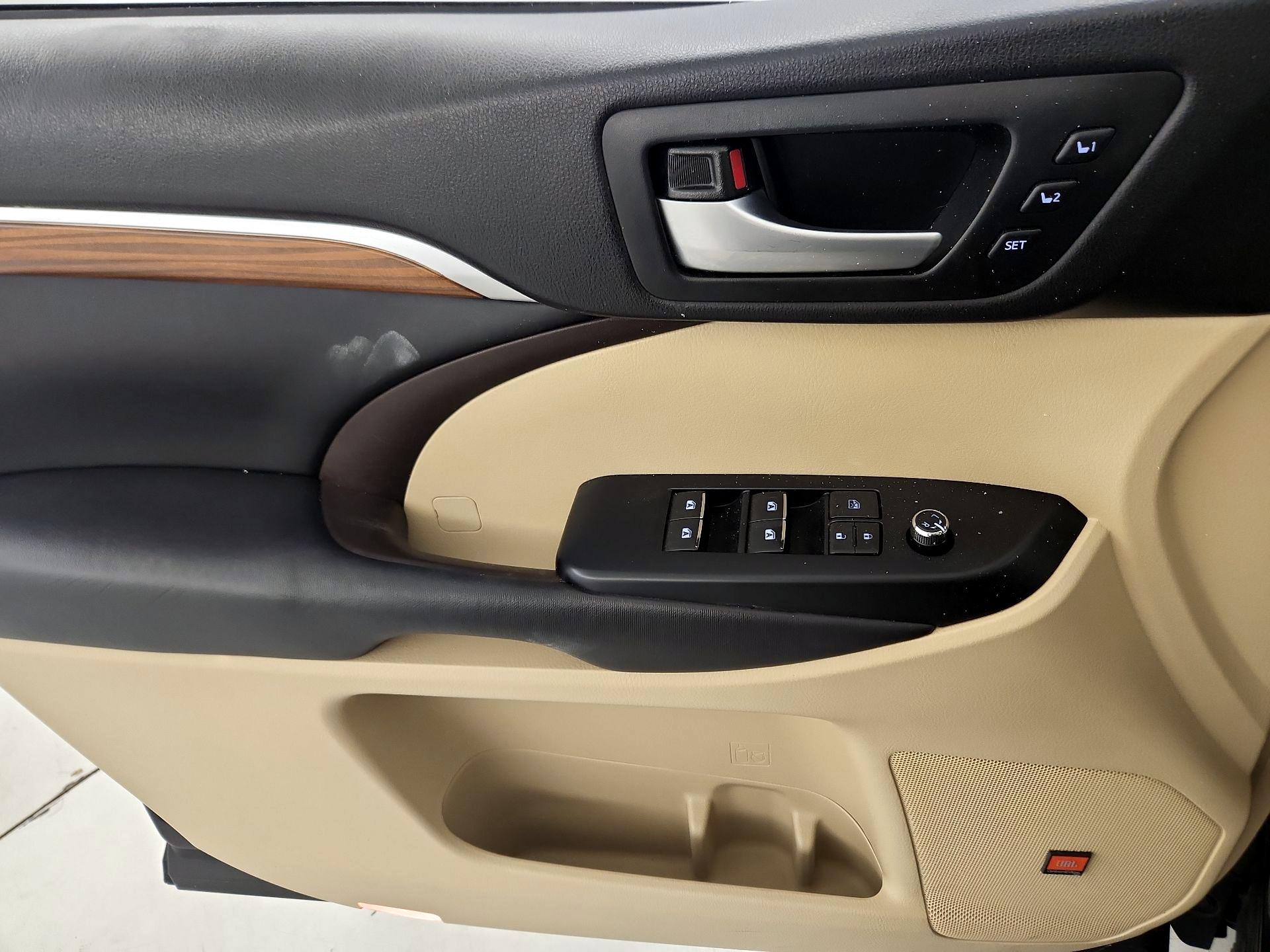 Thumbnail: 2019 Toyota Highlander - 12