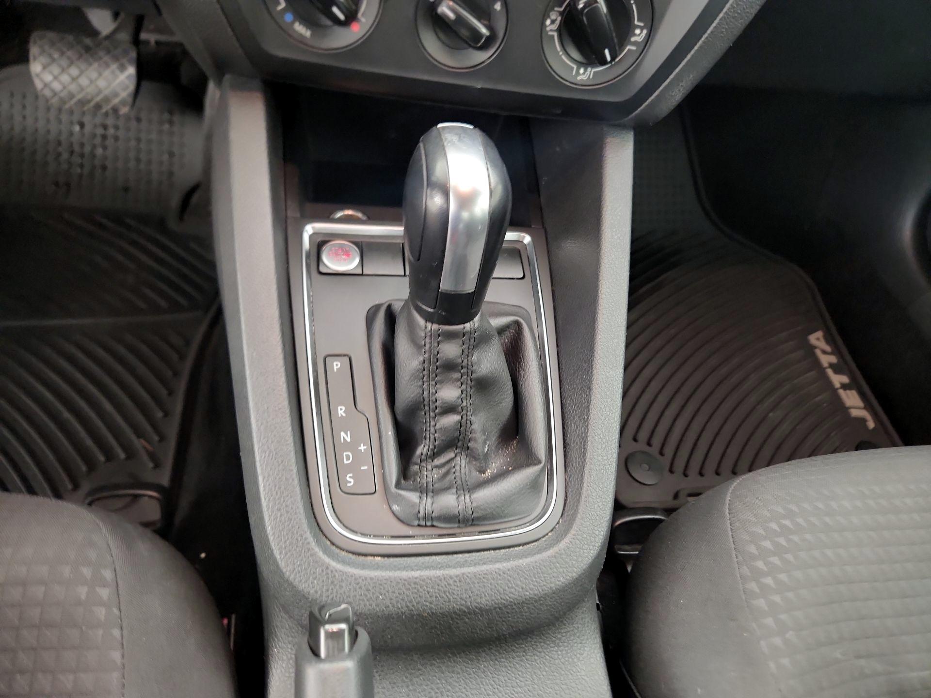 Thumbnail: 2015 Volkswagen Jetta - 17