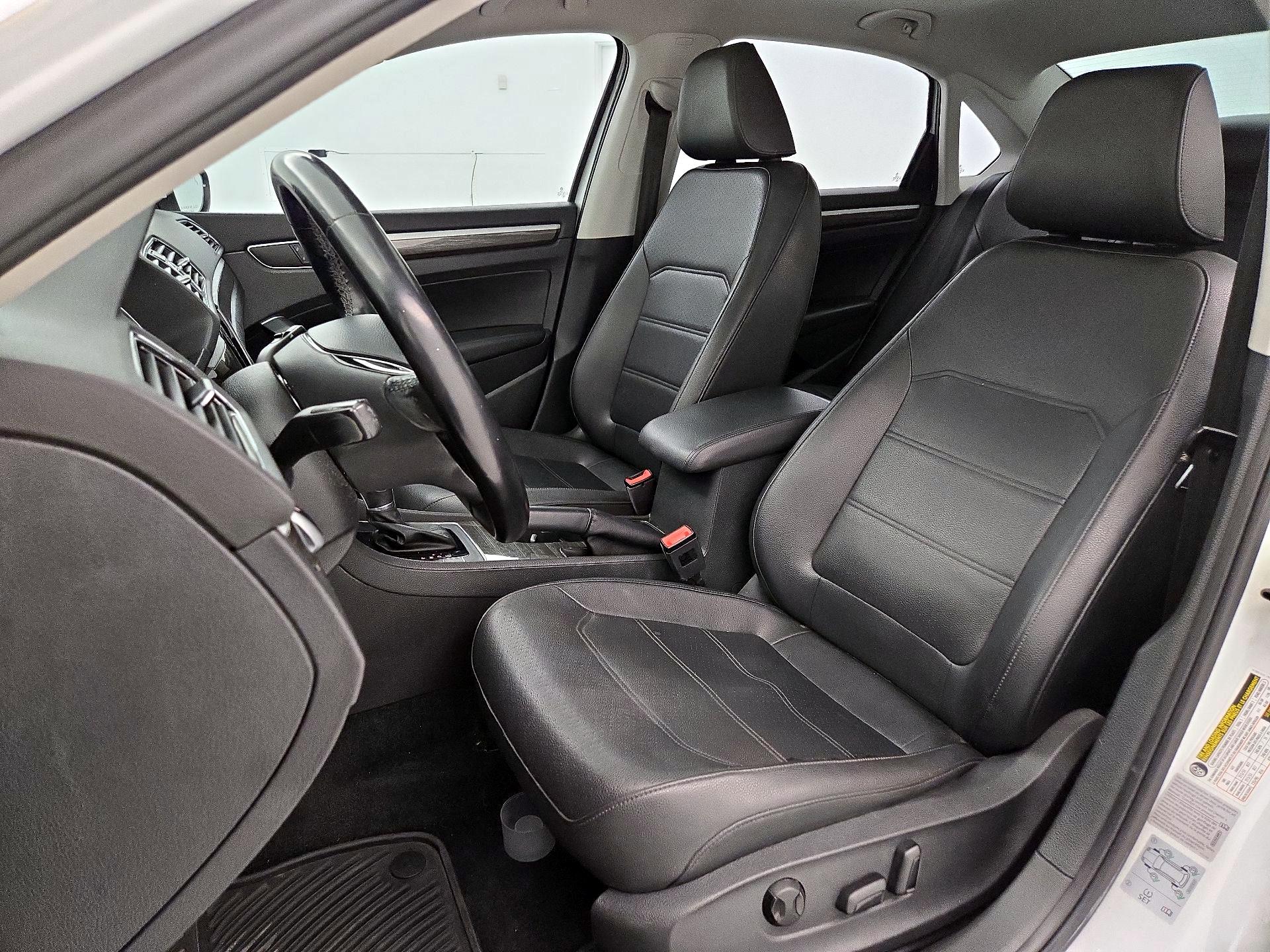 Thumbnail: 2016 Volkswagen Passat - 11