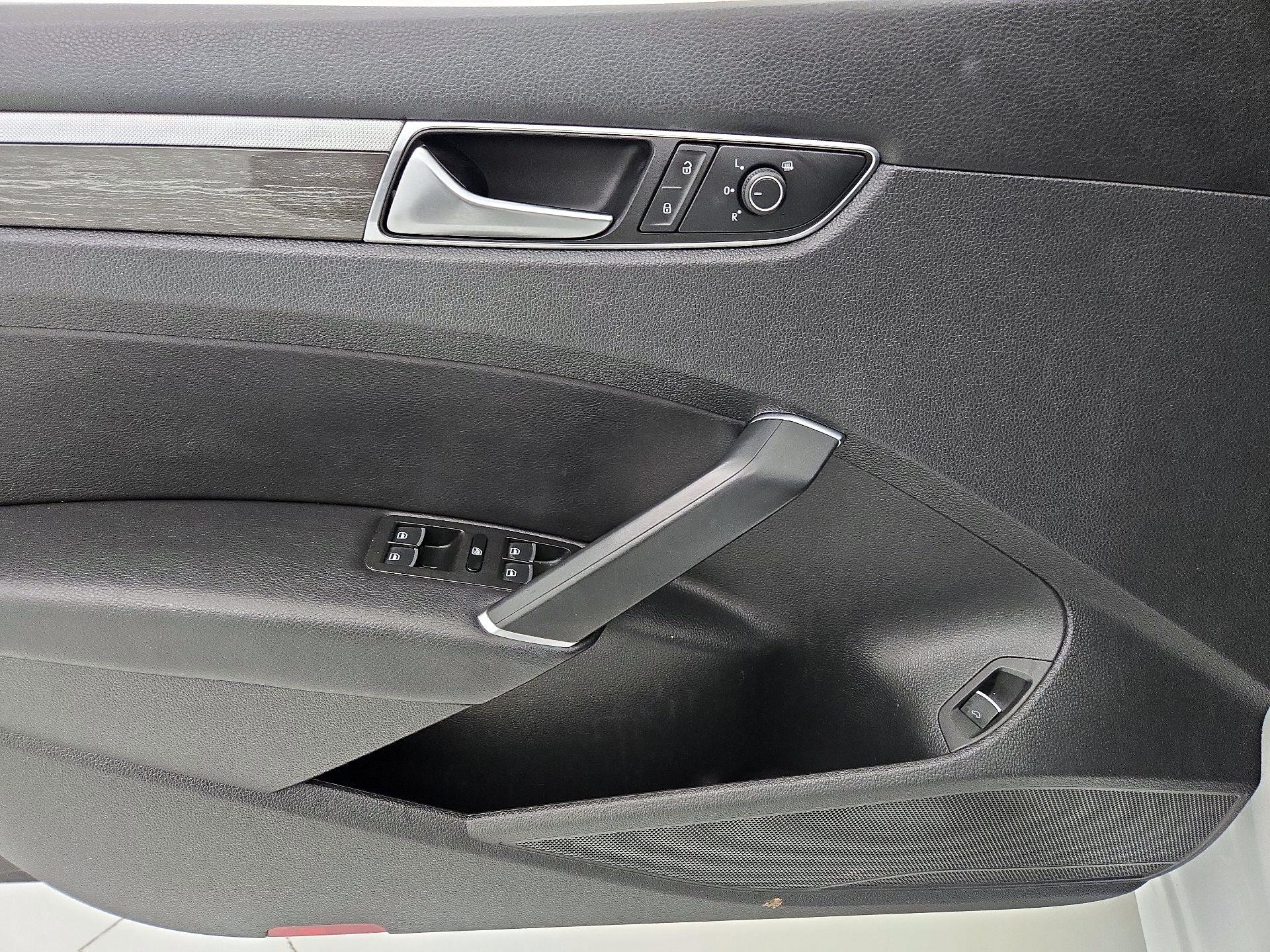 Thumbnail: 2016 Volkswagen Passat - 12