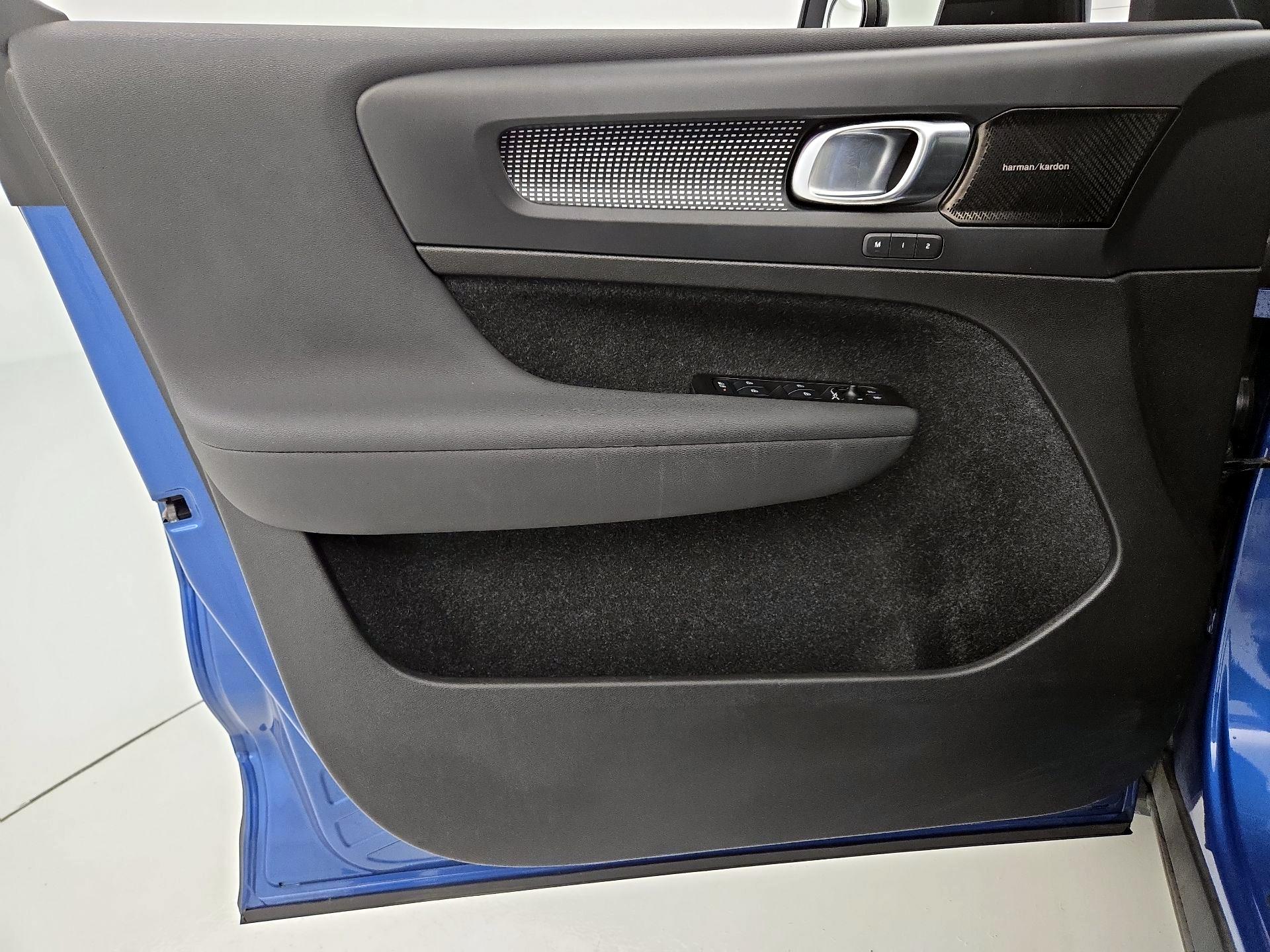 Thumbnail: 2021 Volvo XC40 - 12