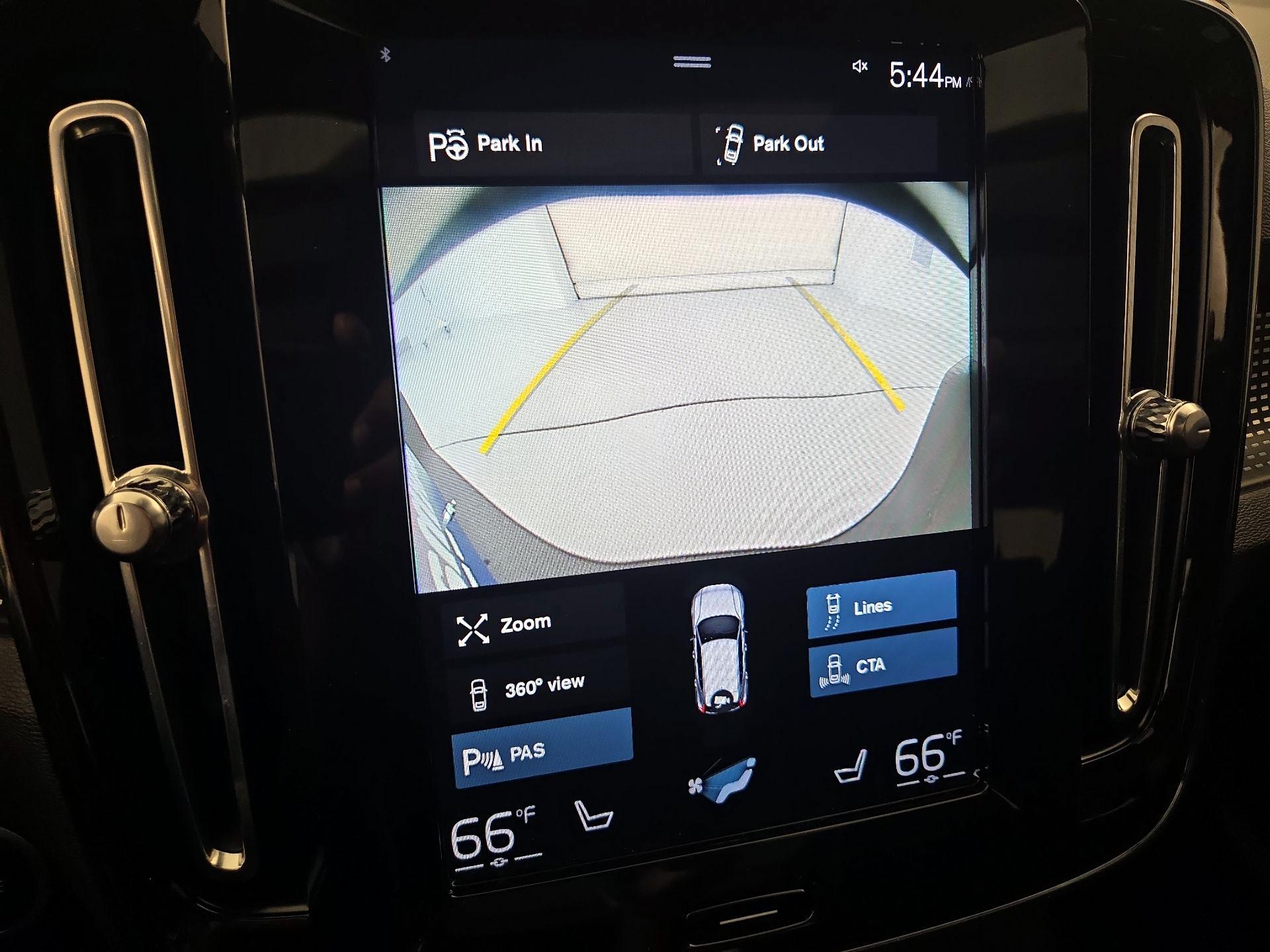 Thumbnail: 2021 Volvo XC40 - 14