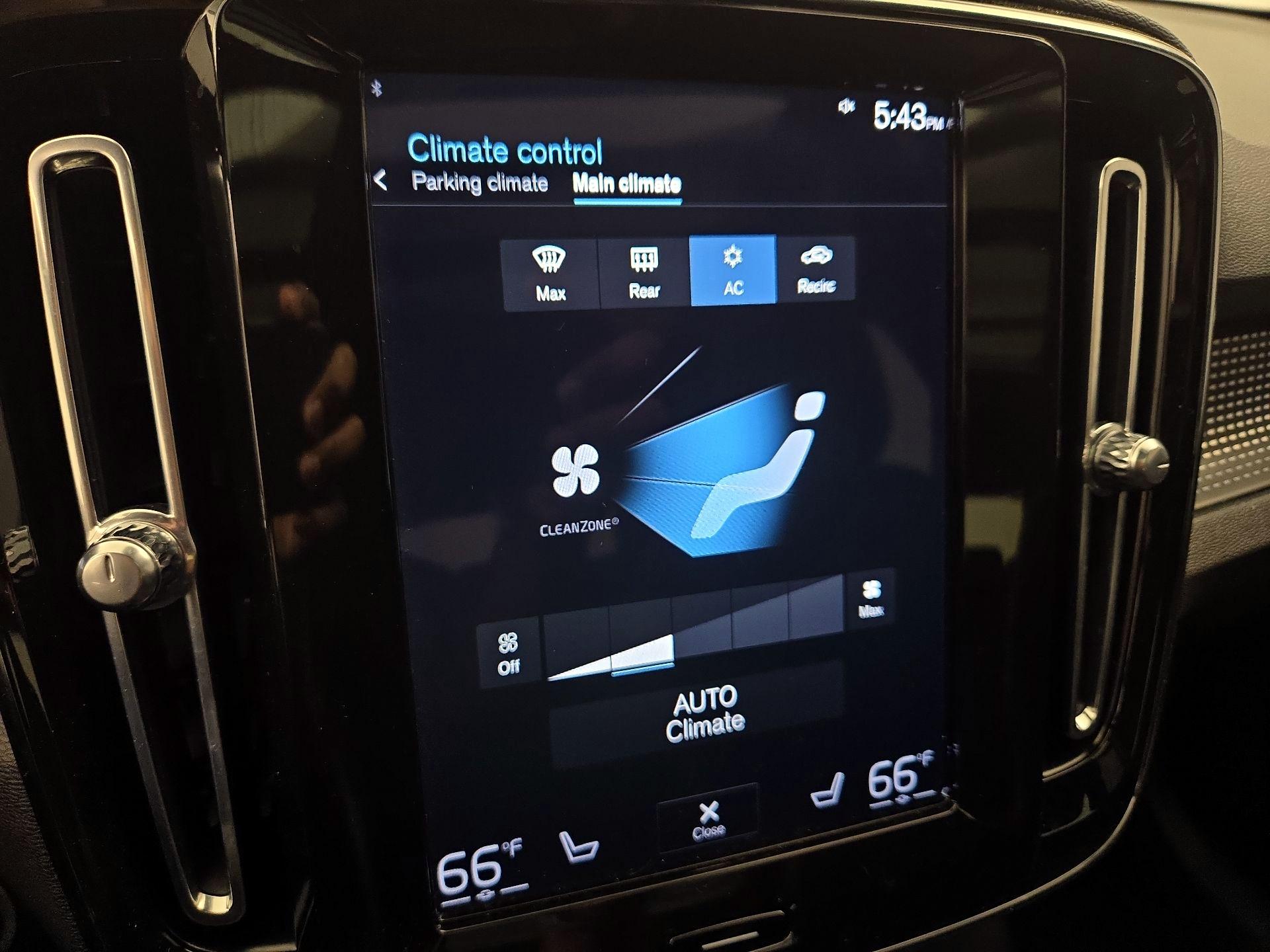 Thumbnail: 2021 Volvo XC40 - 16