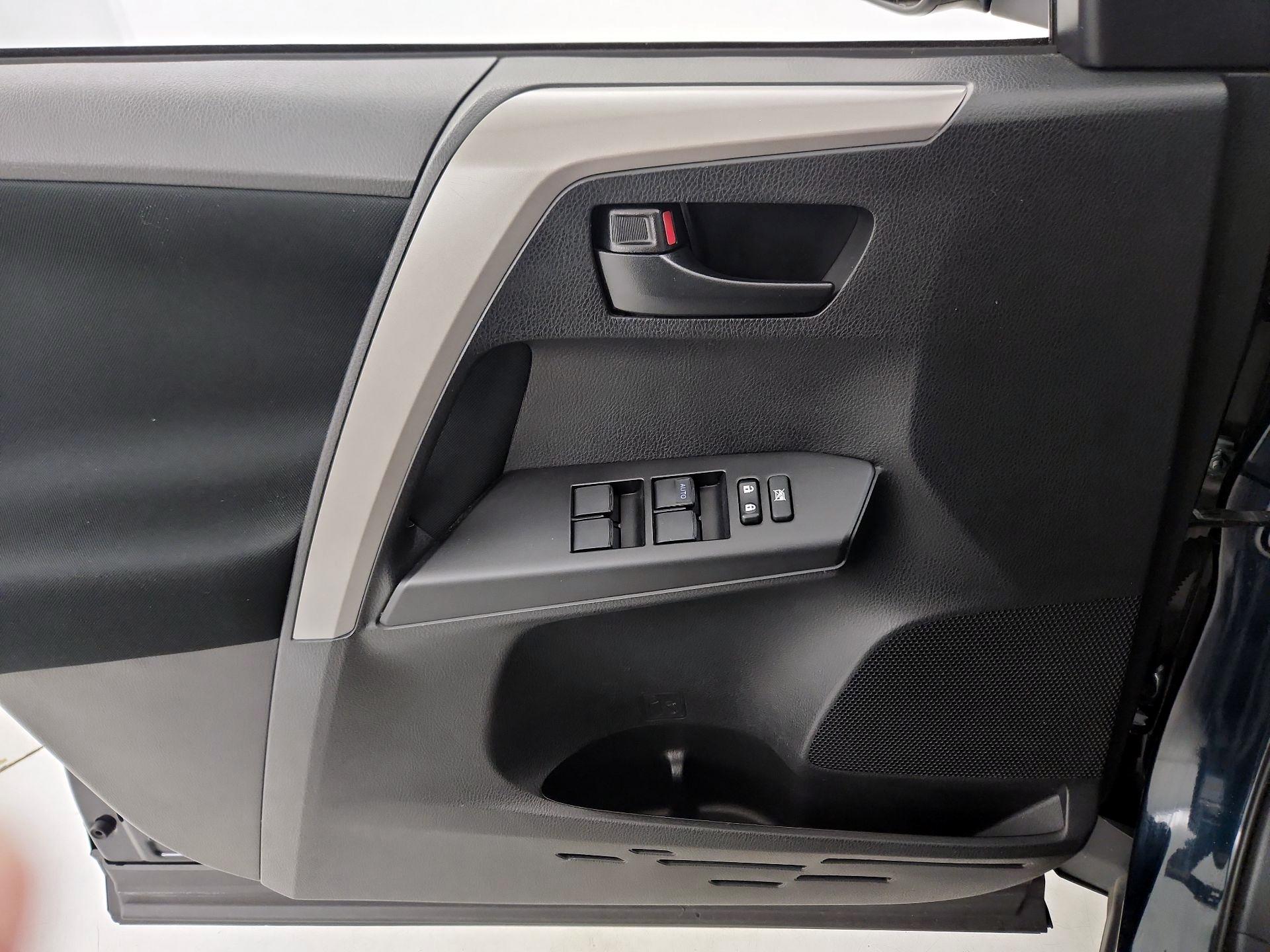 Thumbnail: 2018 Toyota RAV4 - 12