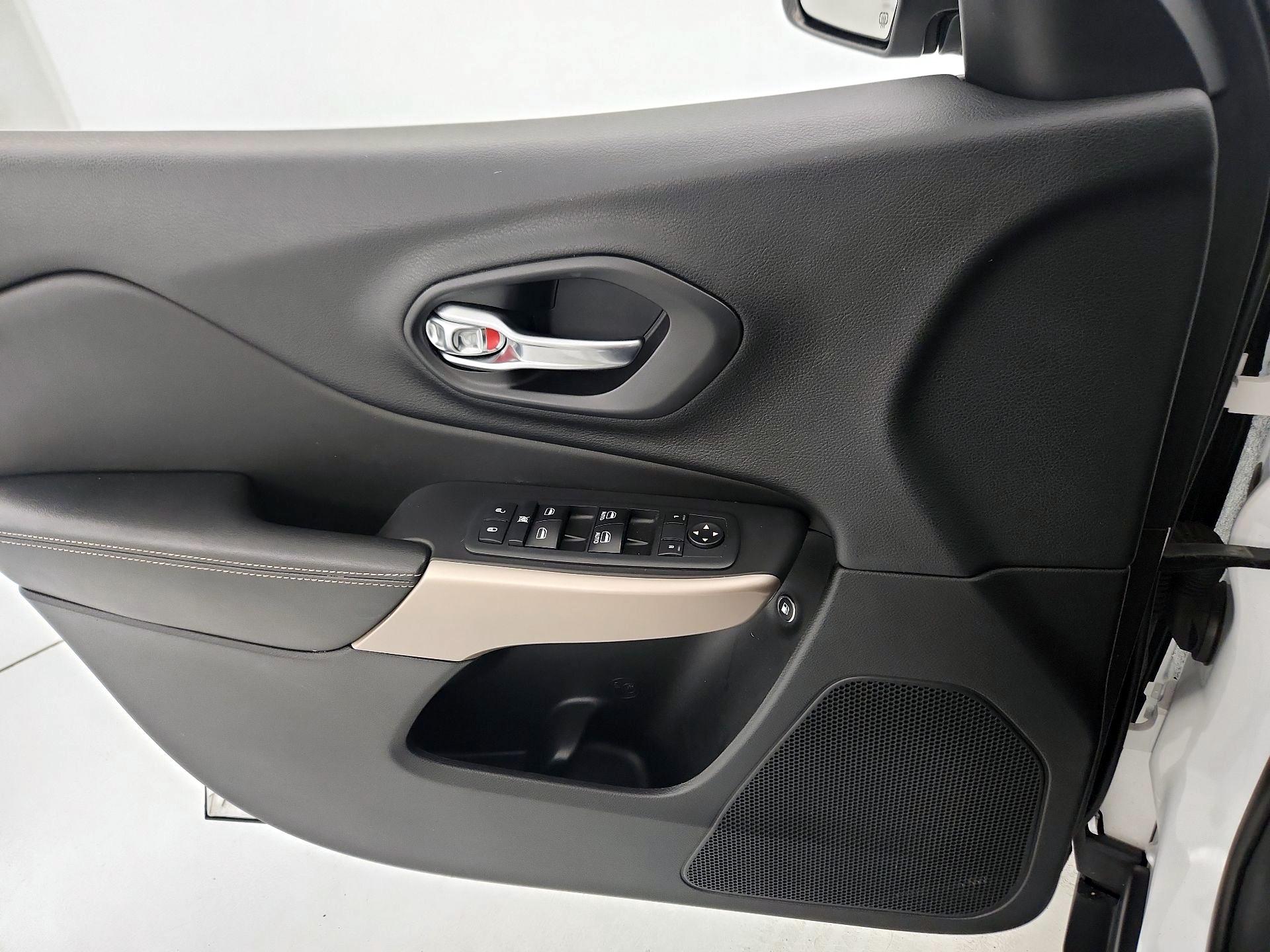 Thumbnail: 2018 Jeep Cherokee - 12