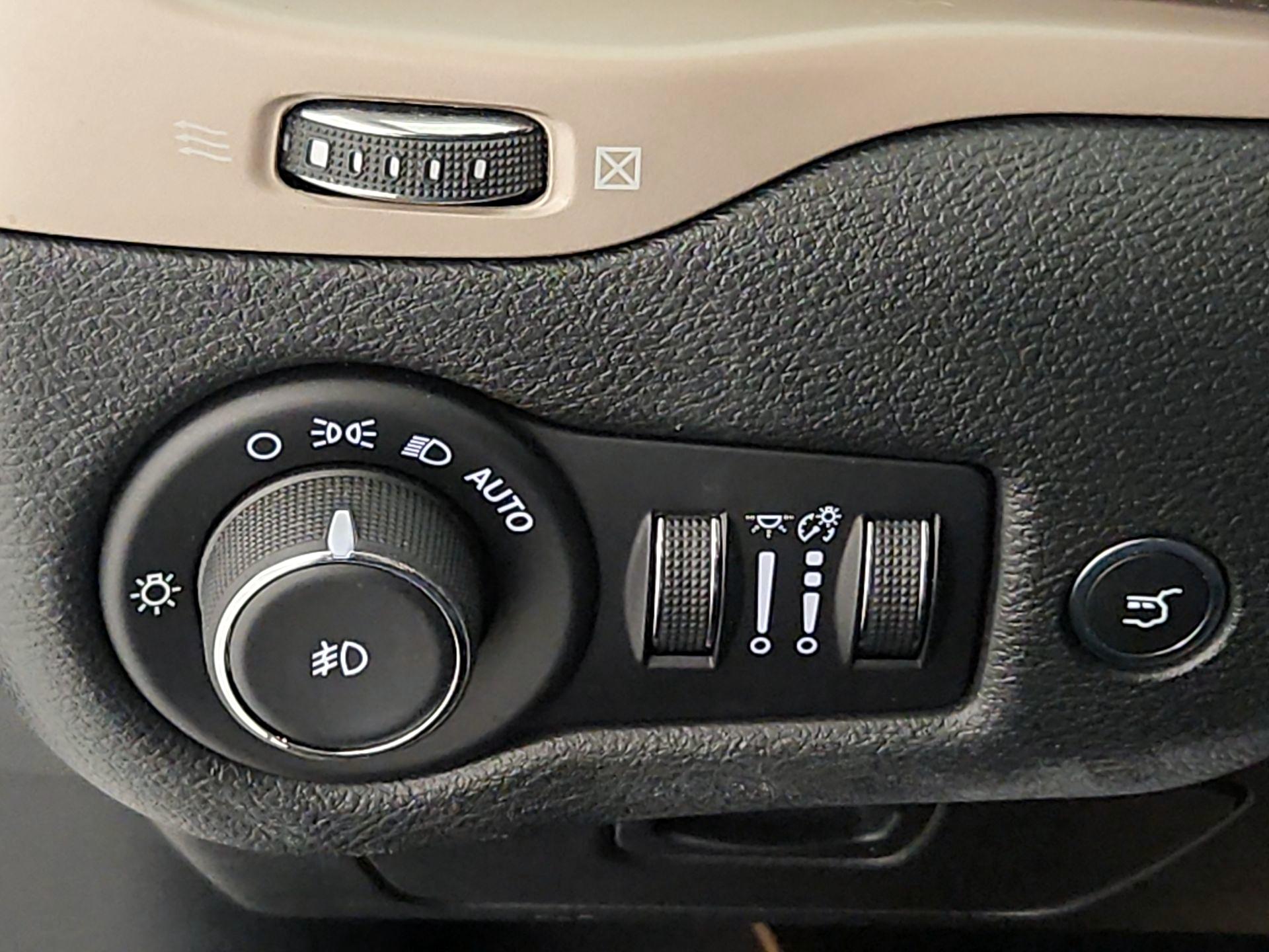 Thumbnail: 2018 Jeep Cherokee - 13