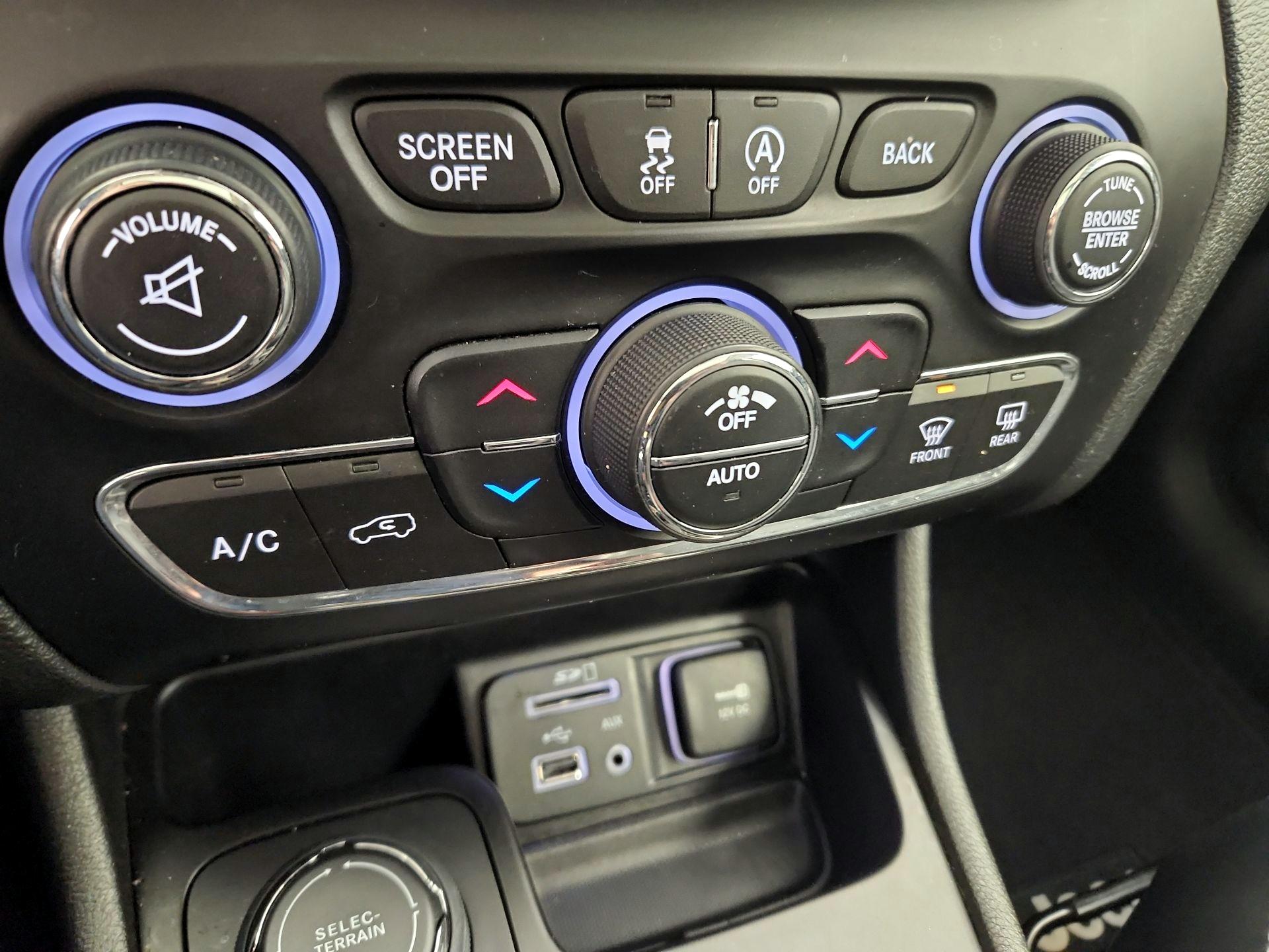 Thumbnail: 2018 Jeep Cherokee - 17