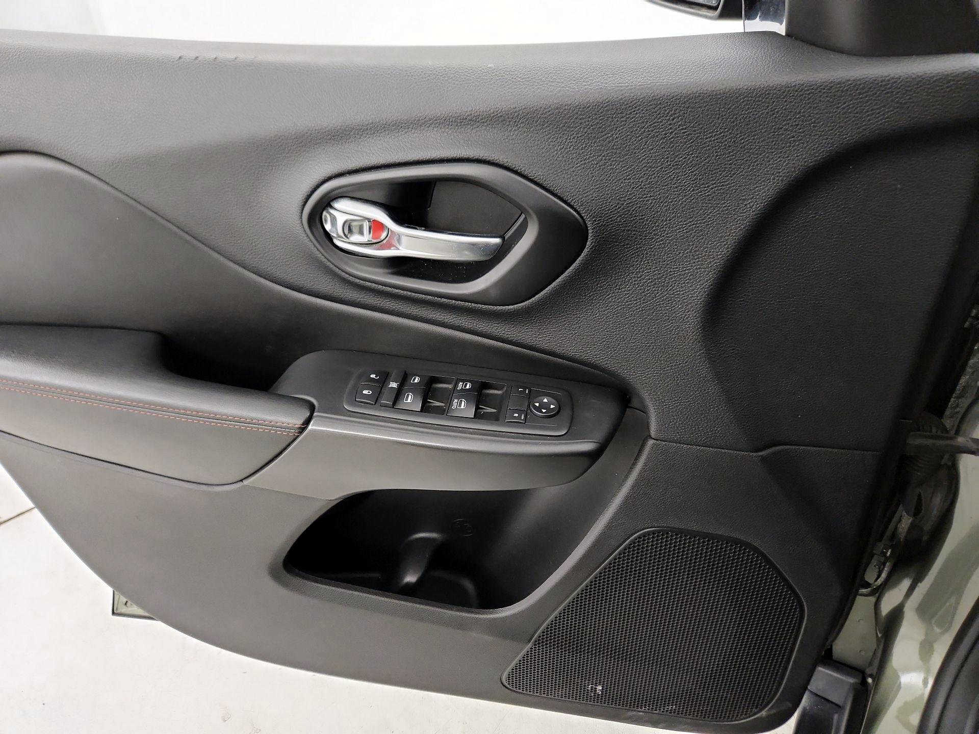 Thumbnail: 2019 Jeep Cherokee - 12